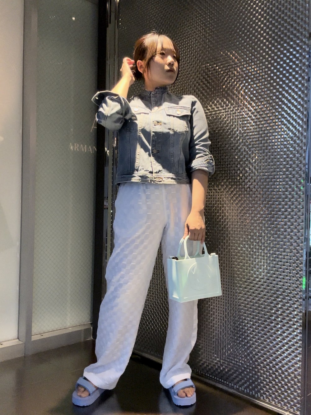 「AXchanger、AXchange、アルマーニエクスチェンジ、armaniexchange、ジャガード、リラックススタイル、初夏コーデ、春ファッション、大人コーデ、ハンドバッグ、ライトブルー、サンダル、淡色コーデ、厚底サンダル、デニムジャケット」｜「ARMANI EXCHANGEの【A|X アルマーニ エクスチェンジ】ノーカラーデニムジャケット（デニムジャケット、ブルー系）」を使った、moᴥmoさん（レディース・157cm）の春コーディネートの1枚目の写真