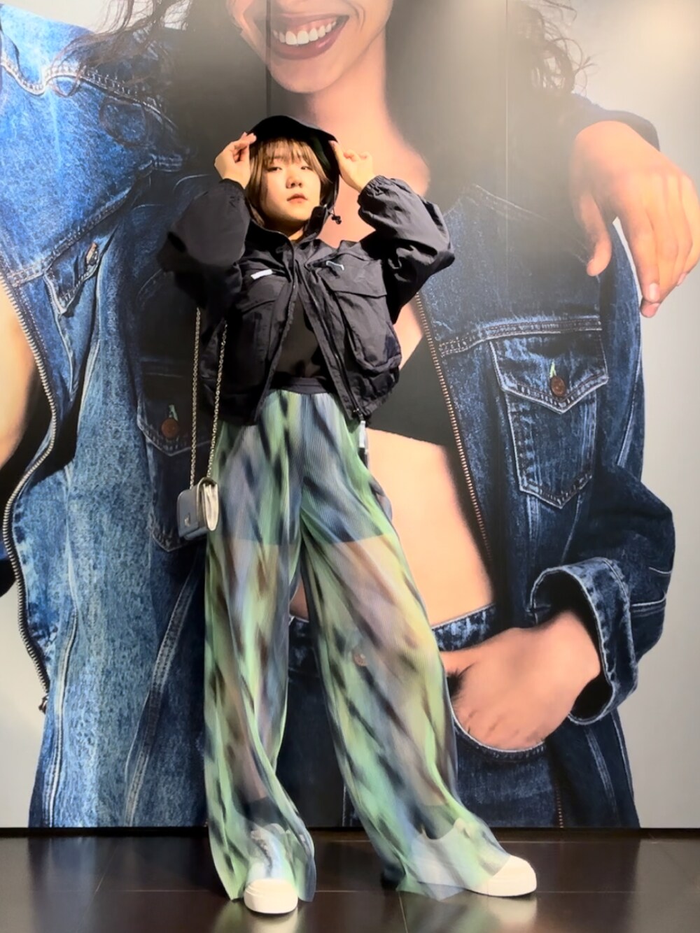 「オトナカジュアル、AXchanger、AXchange、armaniexchange、アルマーニエクスチェンジ、スニーカーコーデ、春アウター、パンツスタイル、春夏コーデ、ワイドパンツ、24SS春の新作、キラキラバッグ、ショート丈、メタリック、チュール」｜「ARMANI EXCHANGEのアイテム（ジャケット/アウター、ブルー系）」を使った、moᴥmoさん（レディース・157cm）の冬コーディネートの1枚目の写真