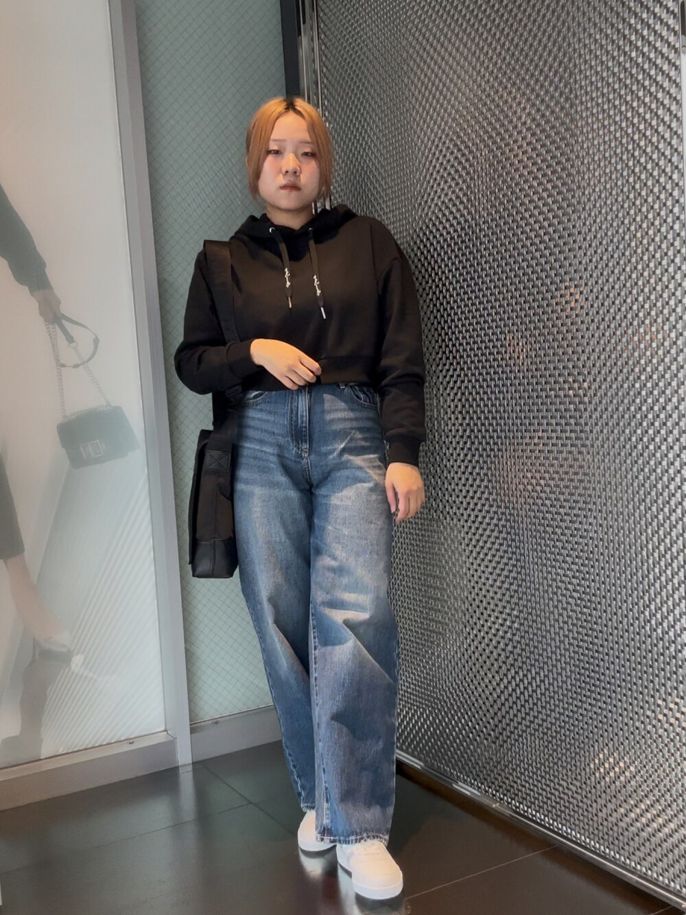 「AXchange、AXchanger、アルマーニエクスチェンジ、armaniexchange、デニム、フーディー、カジュアルコーデ、秋服コーデ、シンプルコーデ、ショルダーバッグ、ラクチンコーデ、標準身長、秋服準備はじめました、秋っぽコーデ更新中、スニーカーコーデ」｜「ARMANI EXCHANGEの【A|X アルマーニ エクスチェンジ】＜オンライン限定＞シグネチャーロゴ　クロップドフーデッドスウェットパーカー（スウェット、ブラック系）」を使った、moᴥmoさん（骨格ストレート・レディース・157cm）の秋コーディネートの1枚目の写真