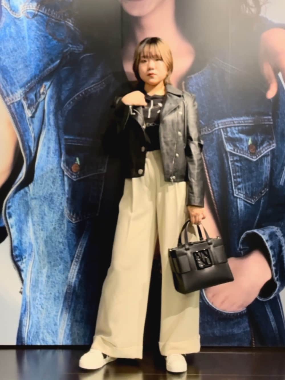「AXchanger、AXchange、アルマーニエクスチェンジ、armaniexchange、大人カジュアル、カラーコーデ、キレイめ、春服コーデ、パンツスタイル、スニーカーコーデ、オトナ女子、レザージャケット、カッコイイ女子、ハンドバッグ、フォーマル」｜「ARMANI EXCHANGEの【A|X アルマーニ エクスチェンジ】AXロゴ　半袖クルーネックTシャツ/BOYFRIEND（Tシャツ/カットソー、ブラック系）」を使った、moᴥmoさん（レディース・157cm）の冬コーディネートの1枚目の写真