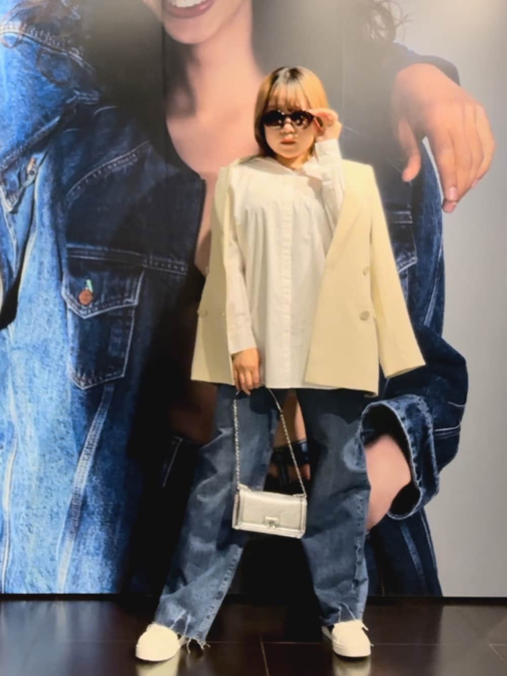 「armaniexchange、アルマーニエクスチェンジ、AXchanger、AXchange、ジャケット、セットアップ、シャツスタイル、シンプルコーデ、カジュアルコーデ、キレイめ、きれいめカジュアル、大人カジュアル、春カラー、メタリック、スニーカーコーデ」｜「ARMANI EXCHANGEの【A|X アルマーニ エクスチェンジ】ロングコットンシャツ（シャツ/ブラウス、ホワイト系）」を使った、moᴥmoさん（レディース・157cm）の冬コーディネートの1枚目の写真