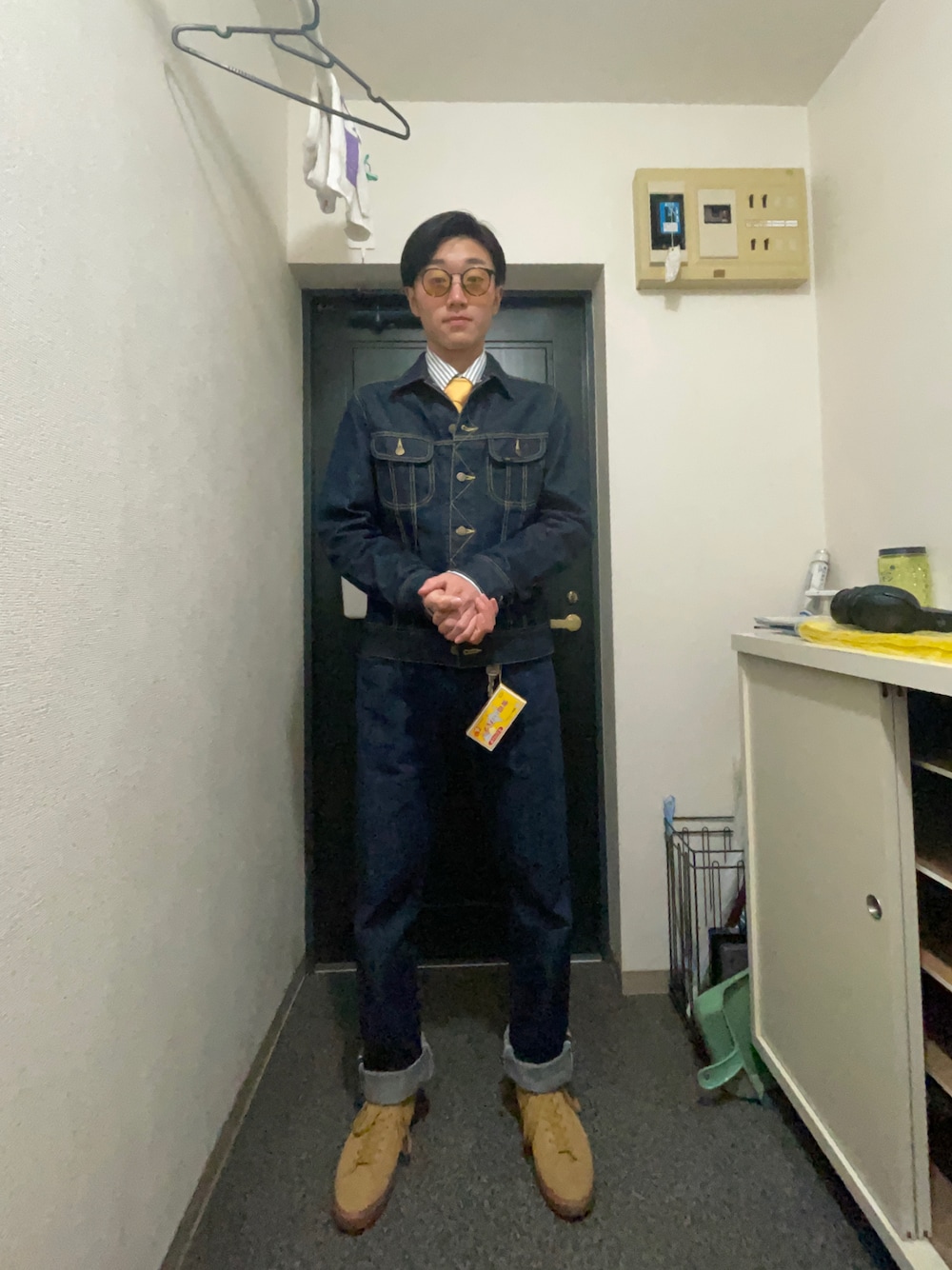 イエロー系のスニーカー、ブルー系のデニムパンツ、ブルー系のデニムジャケットを着用したメンズの春コーディネートの1枚目の写真