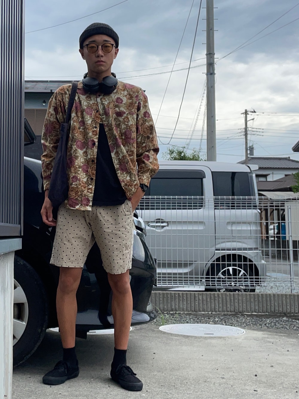 ベージュ系のその他パンツ、ブラック系のTシャツ/カットソー、ブラック系のトートバッグを着用したメンズの夏コーディネートの1枚目の写真