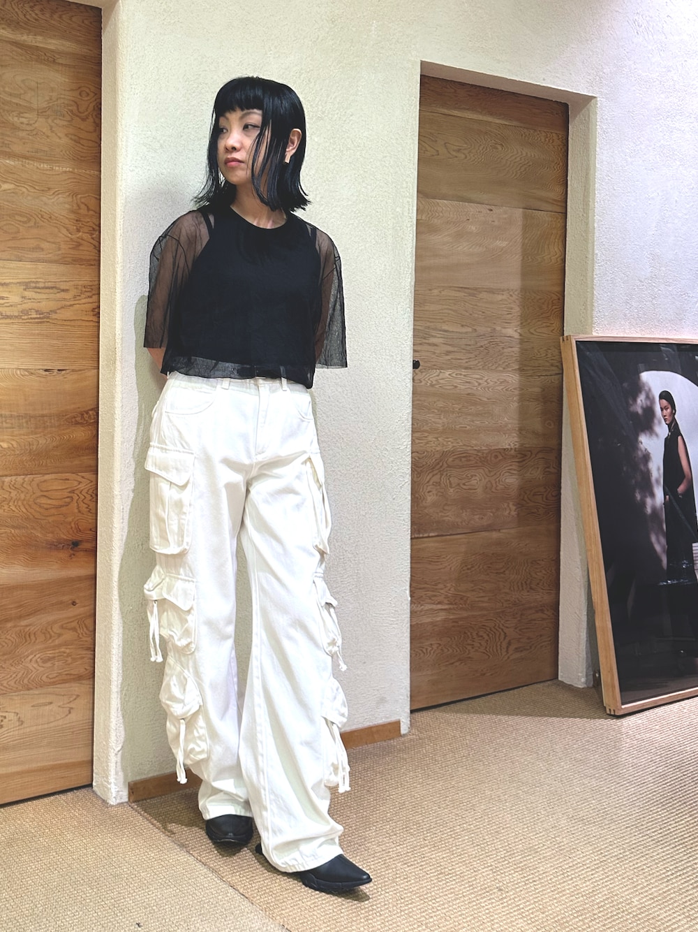 「JNBY、吉祥寺、24SS、ワークパンツ、シアートップス、ブラック×ホワイト、大人カジュアル」｜「JNBYのWashed Sheer Top（Tシャツ/カットソー、ブラック系）」を使った、IWAZAKIさん（レディース・158cm）の夏コーディネートの1枚目の写真