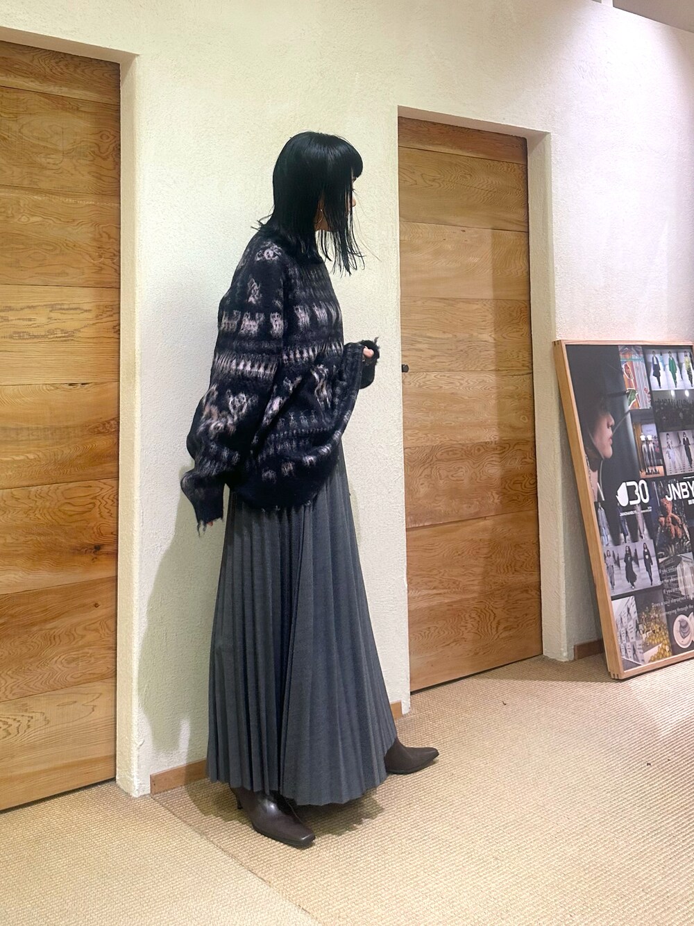 「JNBY、吉祥寺、24AW、ミャオ族、モヘアニット、プリーツスカート グレー」｜「JNBYのアイテム（ニット/セーター、ブラック系）」を使った、IWAZAKIさん（レディース・158cm）の秋コーディネートの1枚目の写真