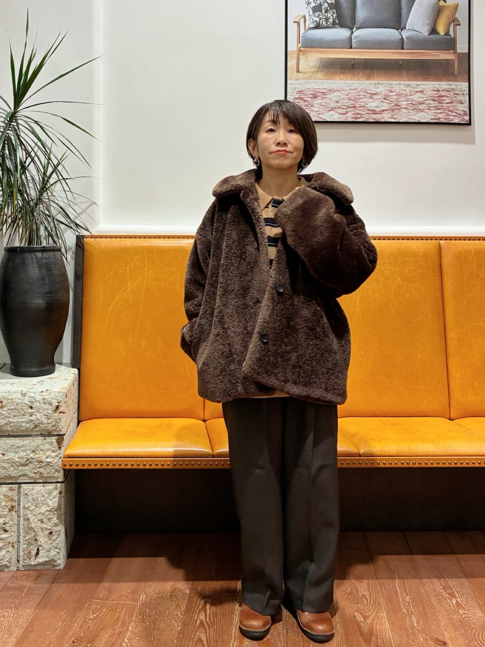 ブラウン系のその他アウター、ブラウン系のニット/セーター、ブラウン系のその他パンツを着用したレディースの秋コーディネートの1枚目の写真