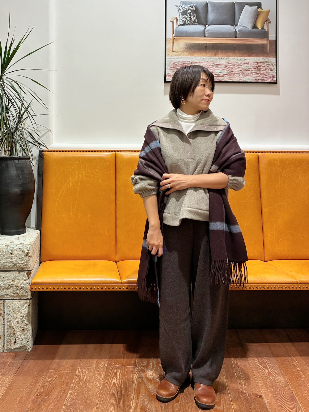 ホワイト系のTシャツ/カットソー、ブラウン系のその他パンツ、ブラウン系のその他トップスを着用したレディースの秋コーディネートの1枚目の写真