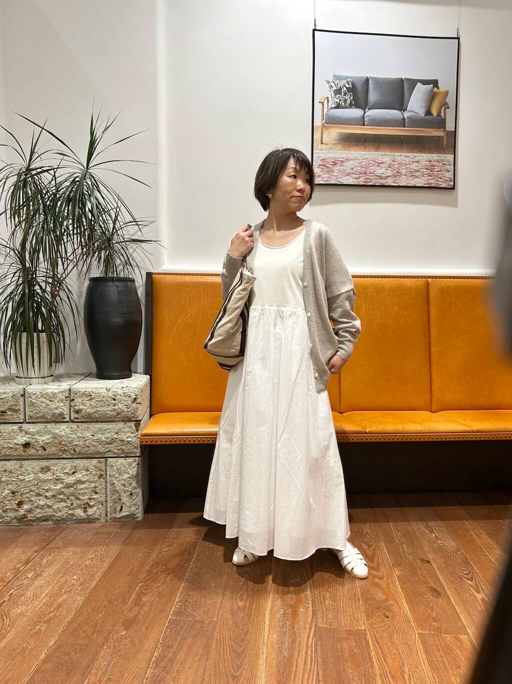 「urbanresearchdoors、低身長コーデ、ワンピースコーデ、152cm、イエベ秋、初夏のお出掛けコーデ」｜「URBAN RESEARCH DOORSのリネンVネックカーディガン（カーディガン/ボレロ、ベージュ系）」を使った、YUKI KAWAIさん（レディース・152cm）の春コーディネートの1枚目の写真