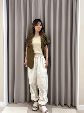 「ITEMS URBANRESEARCH（アイテムズ アーバンリサーチ）のナイロンカーゴパンツ（その他パンツ、ホワイト系）」を使った、Rioriさん（レディース・166cm）の夏コーディネート