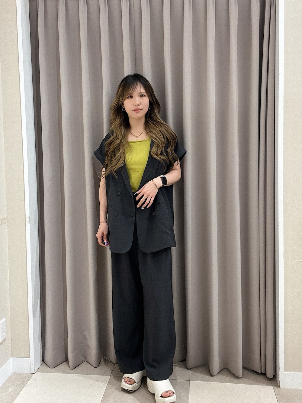 グレー系のその他パンツ、グレー系のその他アウターを着用したレディースの夏コーディネートの1枚目の写真