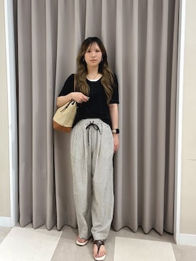 「ITEMS URBANRESEARCH（アイテムズ アーバンリサーチ）のサッカーストライプパンツ（その他パンツ、ブラック系）」を使った、Rioriさん（レディース・166cm）の夏コーディネート