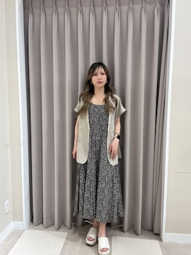 「ITEMS URBANRESEARCH（アイテムズ アーバンリサーチ）のプリーツプリントキャミワンピース（ワンピース、ブラック系）」を使った、Rioriさん（レディース・166cm）の春コーディネート