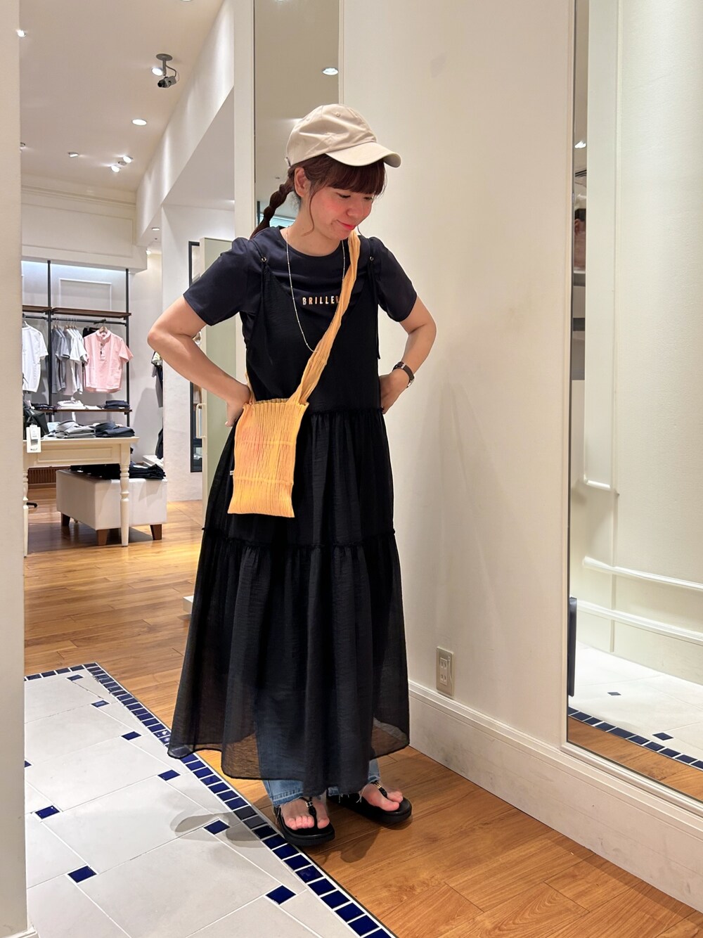 ブルー系のTシャツ/カットソー、ブラック系のワンピース、ブルー系のデニムパンツを着用したレディースの夏コーディネートの1枚目の写真