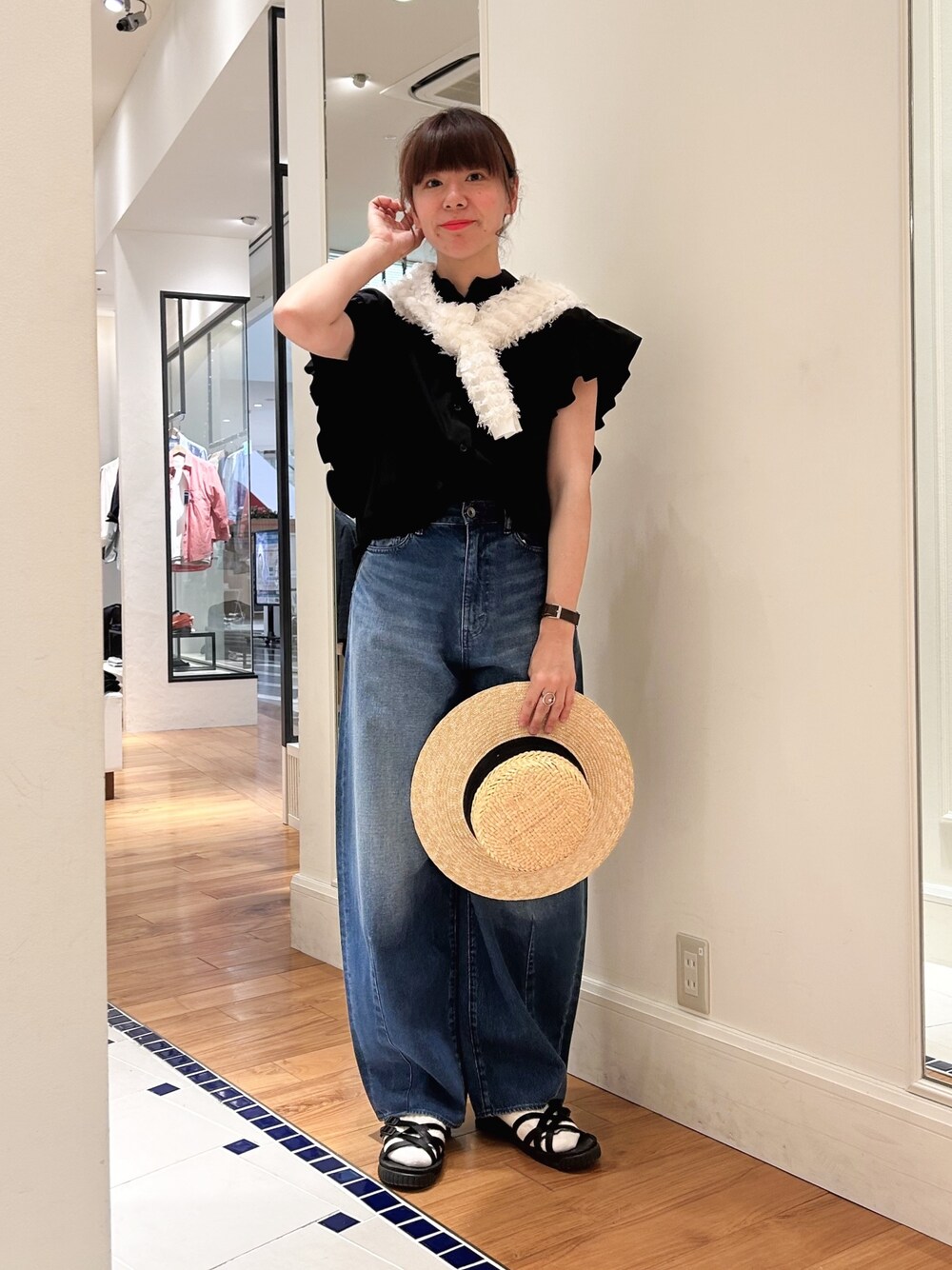 ブルー系のデニムパンツ、ブラック系のシャツ/ブラウス、ホワイト系のカーディガン/ボレロを着用したレディースの春コーディネートの1枚目の写真