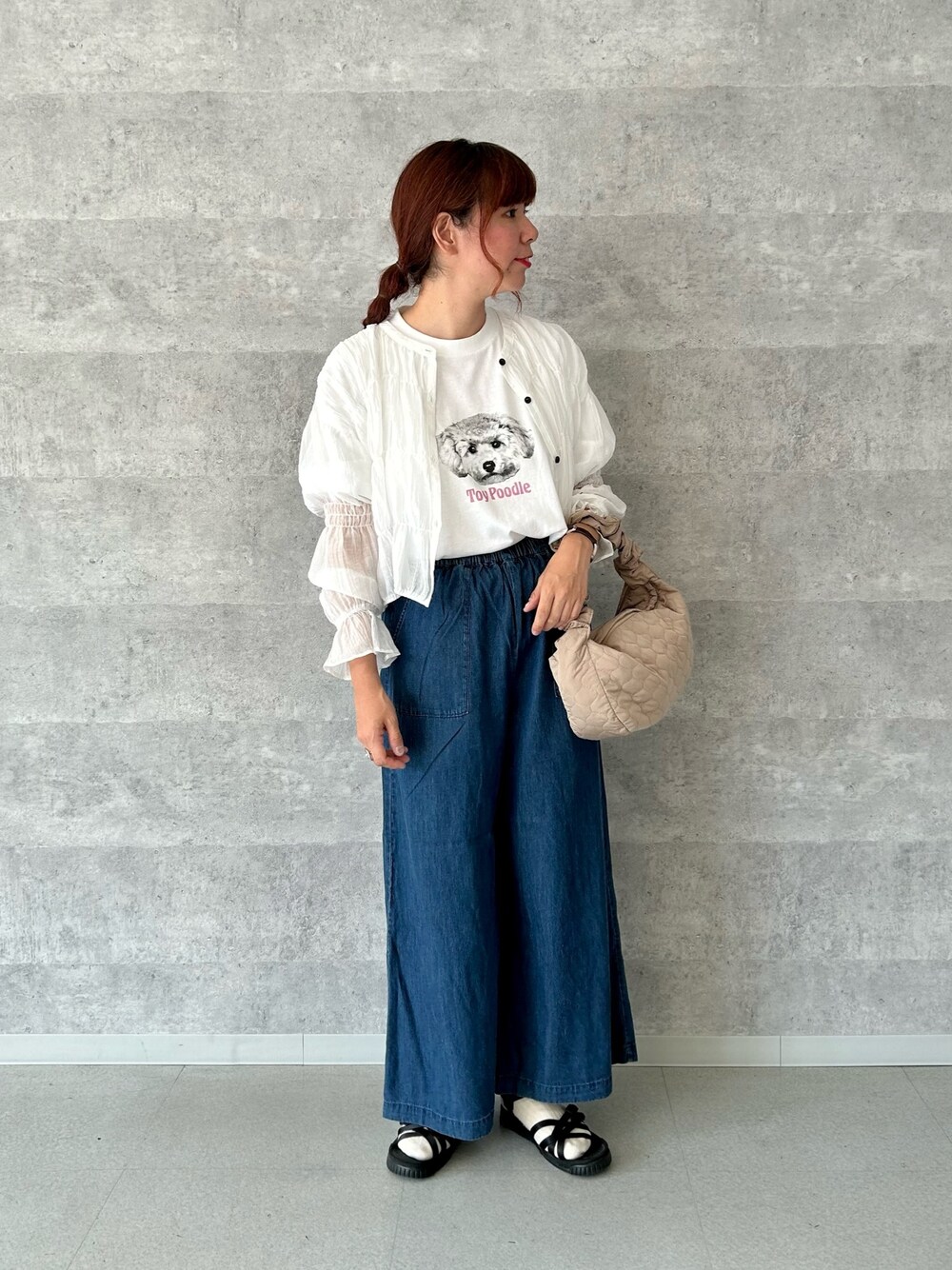 ホワイト系のシャツ/ブラウス、ホワイト系のTシャツ/カットソー、ブルー系のその他パンツを着用したレディースの夏コーディネートの1枚目の写真