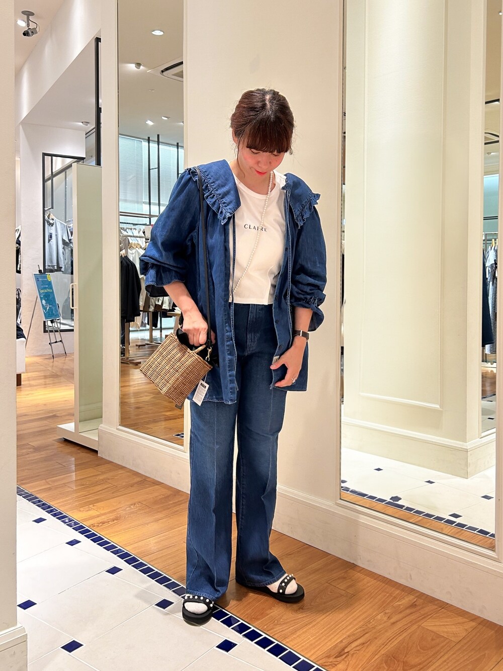 ブルー系のシャツ/ブラウス、ホワイト系のTシャツ/カットソー、ブラック系のサンダルを着用したレディースの夏コーディネートの1枚目の写真