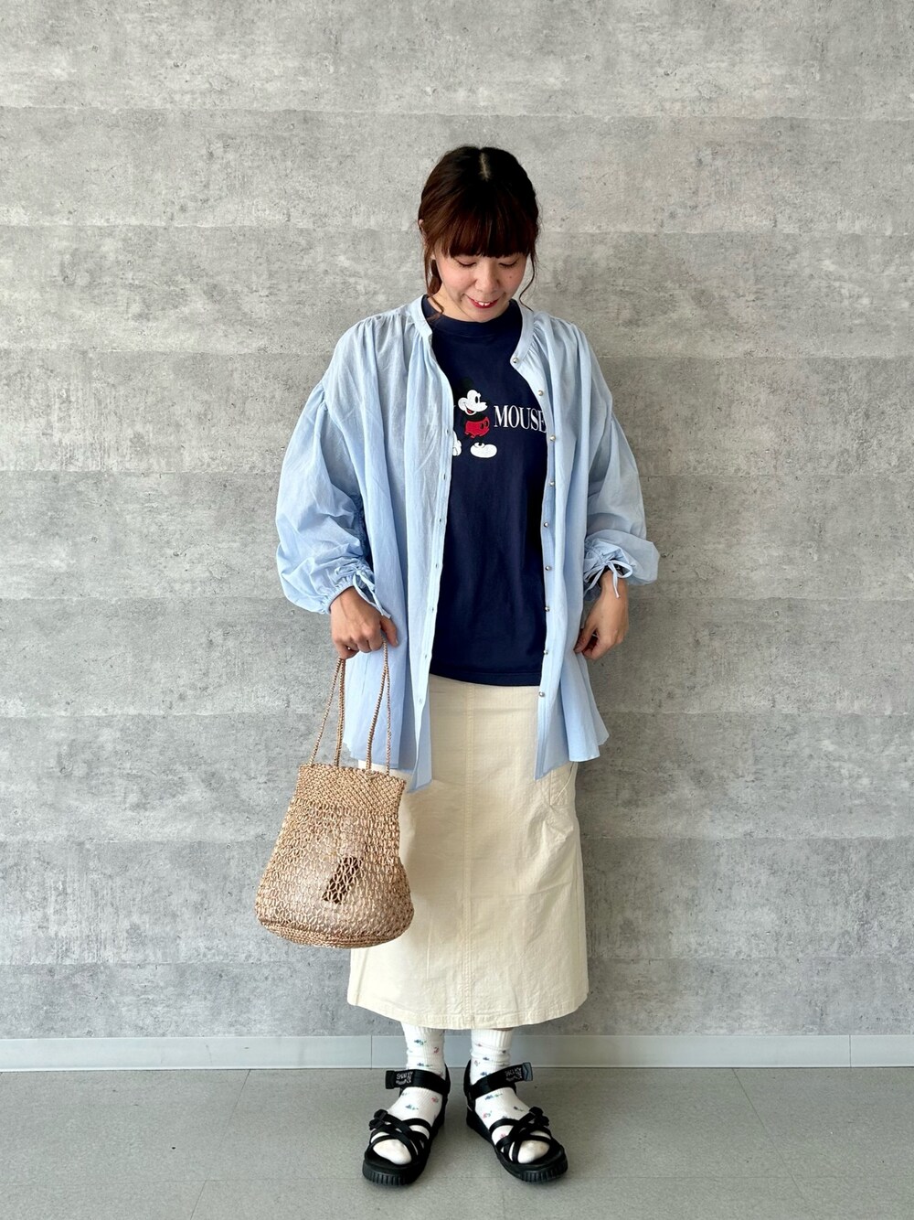 ブルー系のシャツ/ブラウス、ブルー系のTシャツ/カットソー、ホワイト系のスカートを着用したレディースの春コーディネートの1枚目の写真