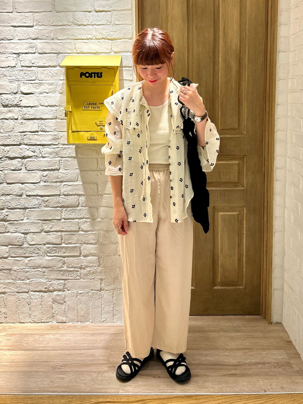 「淡色コーデ、休日コーデ、サンダル、おでかけコーデ、ワイドパンツ、ワントーンコーデ、シャツスタイル、レイヤードスタイル、ホワイトコーデ、FREDY&GLOSTER、casselini、SHAKA、フレディアンドグロスター、キャセリーニ、fredy emue」｜「fredy emueのニットライクテレコタンクトップ（Tシャツ/カットソー、ホワイト系）」を使った、haraponさん（レディース・163cm）の夏コーディネートの1枚目の写真