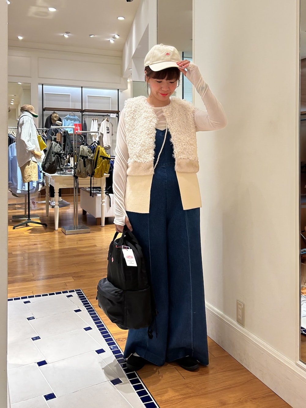 「淡色コーデ、秋服準備はじめました、キャップ、デニム、お出かけコーデ、韓国ファッション、ラクチンコーデ、ロンT、スポーツミックス、ファーベスト、オールインワン、Danton、ノーリーズ、レイヤードスタイル」｜「DANTONの【DANTON/ダントン】CHINO CLOTH CAP DT-H0227 TKC（キャップ、ホワイト系）」を使った、haraponさん（レディース・163cm）の夏コーディネートの1枚目の写真