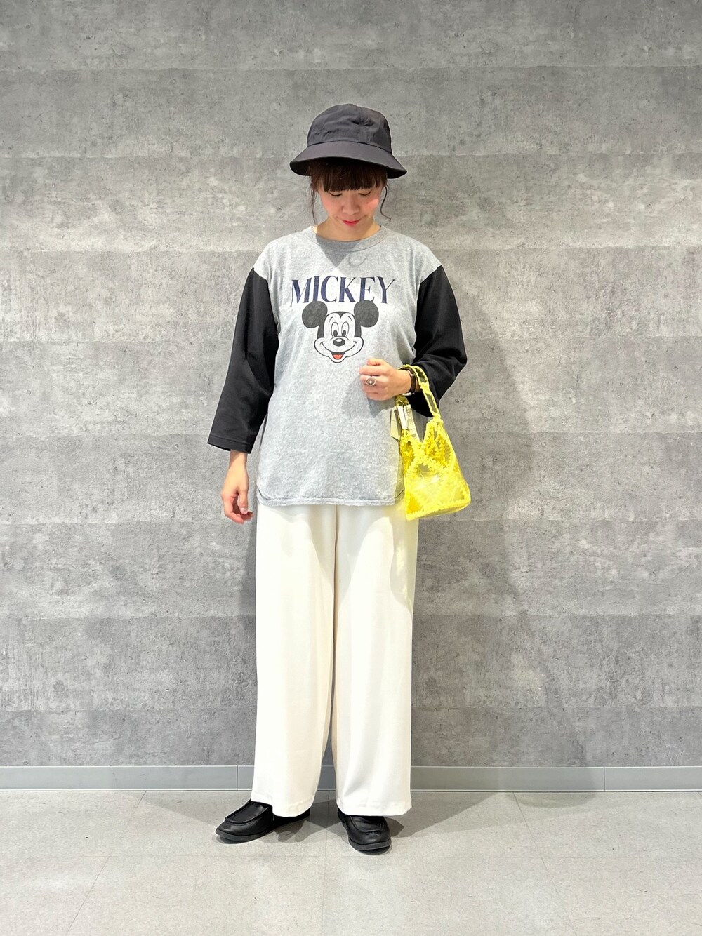 グレー系のTシャツ/カットソー、イエロー系のトートバッグ、ホワイト系のその他パンツを着用したレディースの春コーディネートの1枚目の写真