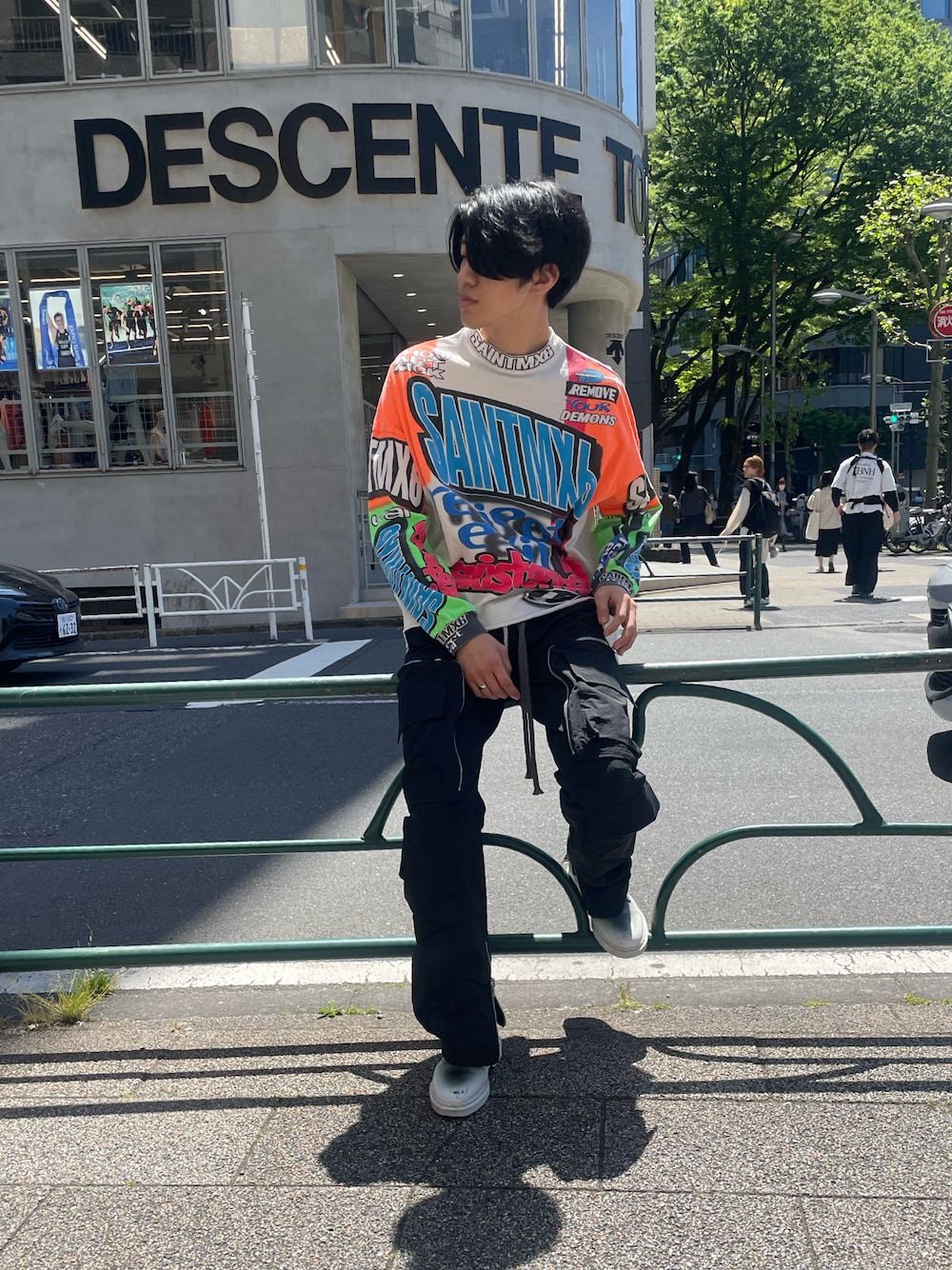 「春コーデ、メンズファッション、カジュアルコーデ、春夏コーデ、きれいめカジュアル、大人カジュアル、ゆるコーデ、ootd、ストリート、ロンT、ROYAL FLASH、ロイヤルフラッシュ、SAINT M××××××、セントマイケル、a.f artefact」｜「ROYAL FLASHのアイテム（Tシャツ/カットソー、その他）」を使った、FUYUTOさん（メンズ・179cm）の春コーディネートの1枚目の写真