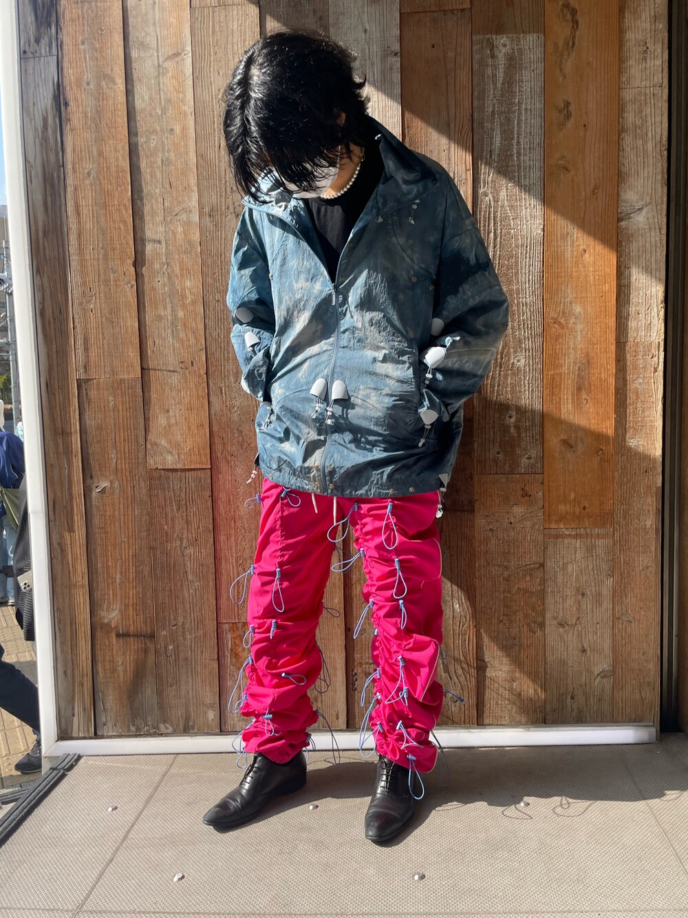 「春服デビュー宣言、春夏コーデ、はるコーデ、春服、春カラー、オトナカジュアル、イージーパンツ、ピンク、モード、ロイヤルフラッシュ、ROYAL FLASH、A.A.Spectrum、99％IS-」｜「99%IS-のアイテム（パンツ、ピンク系）」を使った、FUYUTOさん（メンズ・179cm）の春コーディネートの1枚目の写真