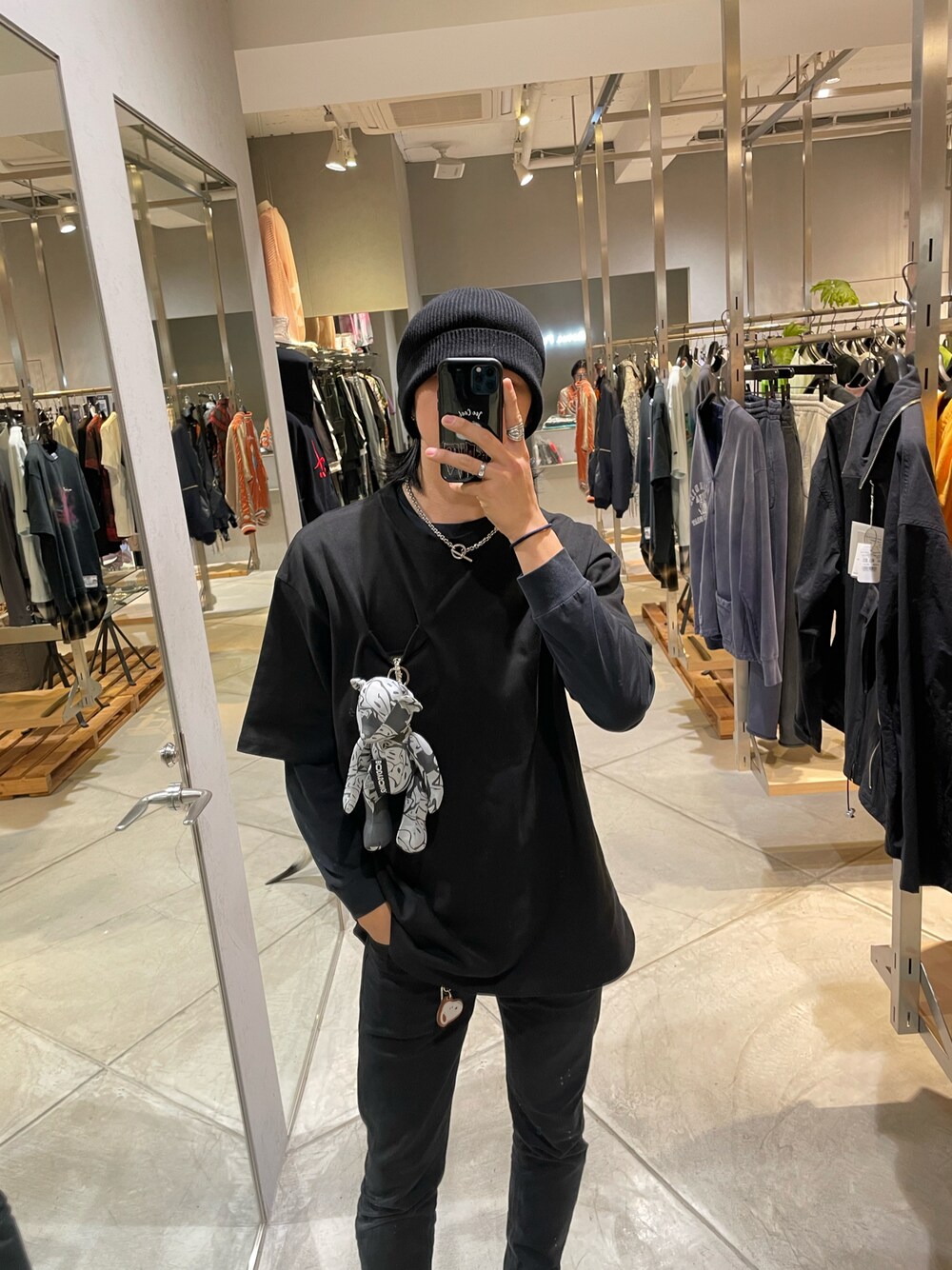 「今日のコーデ、春服、大人コーデ、ストリートMIX、きれいめカジュアル、ootd、大人カジュアル、ストリートコーデ、くまさん、黒、黒スキニー、黒コーデ、bodysong.、ロイヤルフラッシュ、ROYAL FLASH」｜「bodysong.のアイテム（Tシャツ/カットソー、ブラック系）」を使った、FUYUTOさん（メンズ・179cm）の春コーディネートの1枚目の写真
