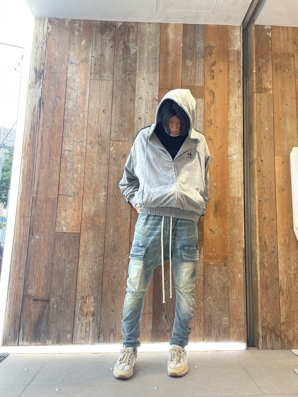 「春夏コーデ、シンプルコーデ、メンズコーデ、ストリートコーデ、サルエルパンツ、デニムパンツ、グレー、パーカー、春コーデ、ロイヤルフラッシュ、ROYAL FLASH、cvtvlist、afartefact」｜「ROYAL FLASHのアイテム（パーカー、グレー系）」を使った、FUYUTOさん（メンズ・179cm）の春コーディネートの1枚目の写真