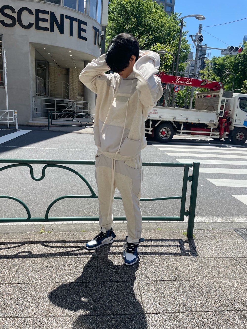 「春コーデ、メンズファッション、春夏コーデ、カジュアルコーデ、大人カジュアル、スニーカー、ストリート、セットアップ、スウェット、ロイヤルフラッシュ、ROYAL FLASH、cvtvlist」｜「ROYAL FLASHのアイテム（パーカー、ホワイト系）」を使った、FUYUTOさん（メンズ・179cm）の春コーディネートの1枚目の写真