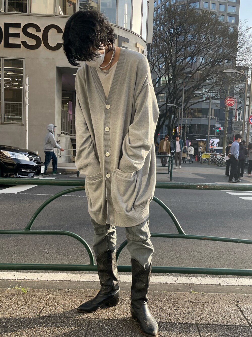 「春服デビュー宣言、シンプルコーデ、休日コーデ、春コーデ、メンズコーデ、カジュアルコーデ、ラフ、ビックシルエット、はるコーデ、カーディガン、グレー、ロイヤルフラッシュ、ROYAL FLASH、ソロイスト、TAKAHIROMIYASHITA The SoloIst.」｜「TAKAHIROMIYASHITATheSoloIst.のアイテム（ニット/セーター、グレー系）」を使った、FUYUTOさん（メンズ・179cm）の春コーディネートの1枚目の写真