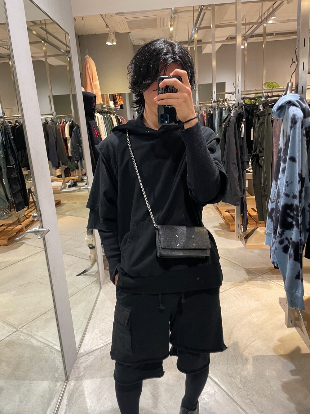 「カジュアル、メンズコーデ、大人カジュアル、春服デビュー宣言、春服、はるコーデ、キレイめ、ワントーンコーデ、レイヤードスタイル、ショルダーバッグ、ROYAL FLASH、ロイヤルフラッシュ、UNDER COVER、Maison Margiela、マルジェラ」｜「UNDERCOVERのアイテム（パーカー、ブラック系）」を使った、FUYUTOさん（メンズ・179cm）の春コーディネートの1枚目の写真