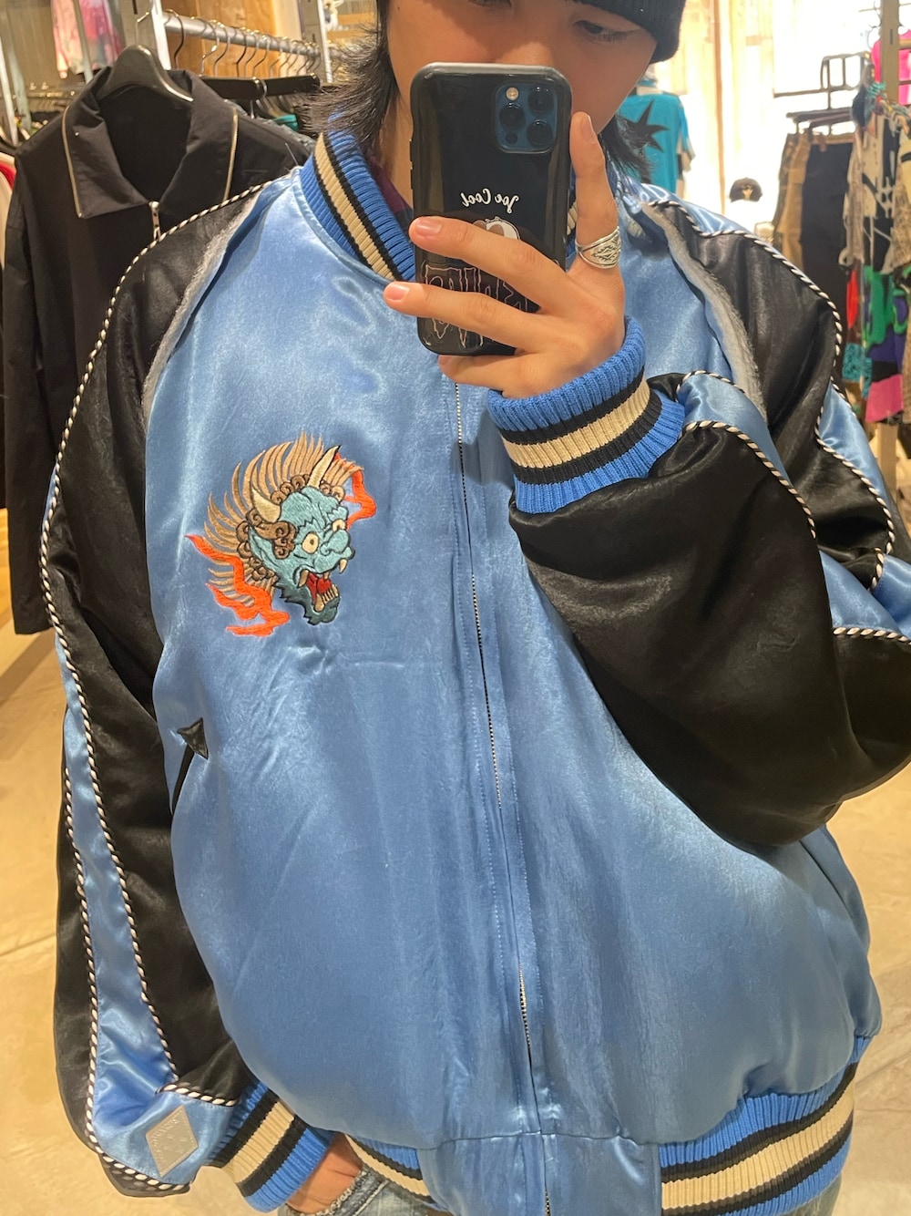 「シンプル、メンズファッション、ゆるコーデ、休日スタイル、オーバーサイズ、ジャケットスタイル、ジャケット、春服コーデ、春アウター、el conductorh、ROYAL FLASH、ロイヤルフラッシュ」｜「ROYAL FLASHのアイテム（スカジャン、ブルー系）」を使った、FUYUTOさん（メンズ・179cm）の春コーディネートの1枚目の写真