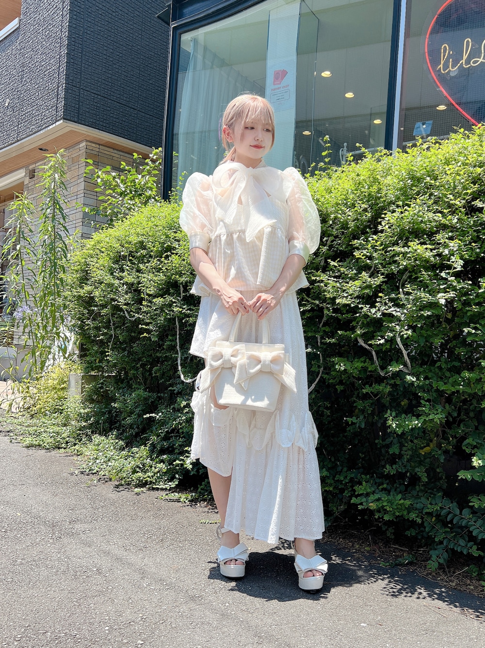 「lilLilly、リルリリー、LILICIOUS、リリシャス、pain、ペイン、white、ホワイト、ホワイトコーデ、ツイード、アシンメトリー、ピクニック、オーガンジー、リボン」｜「PAINのオーガンジーボウタイブラウス（シャツ/ブラウス、ホワイト系）」を使った、HONOKAさん（レディース・152cm）の夏コーディネートの1枚目の写真