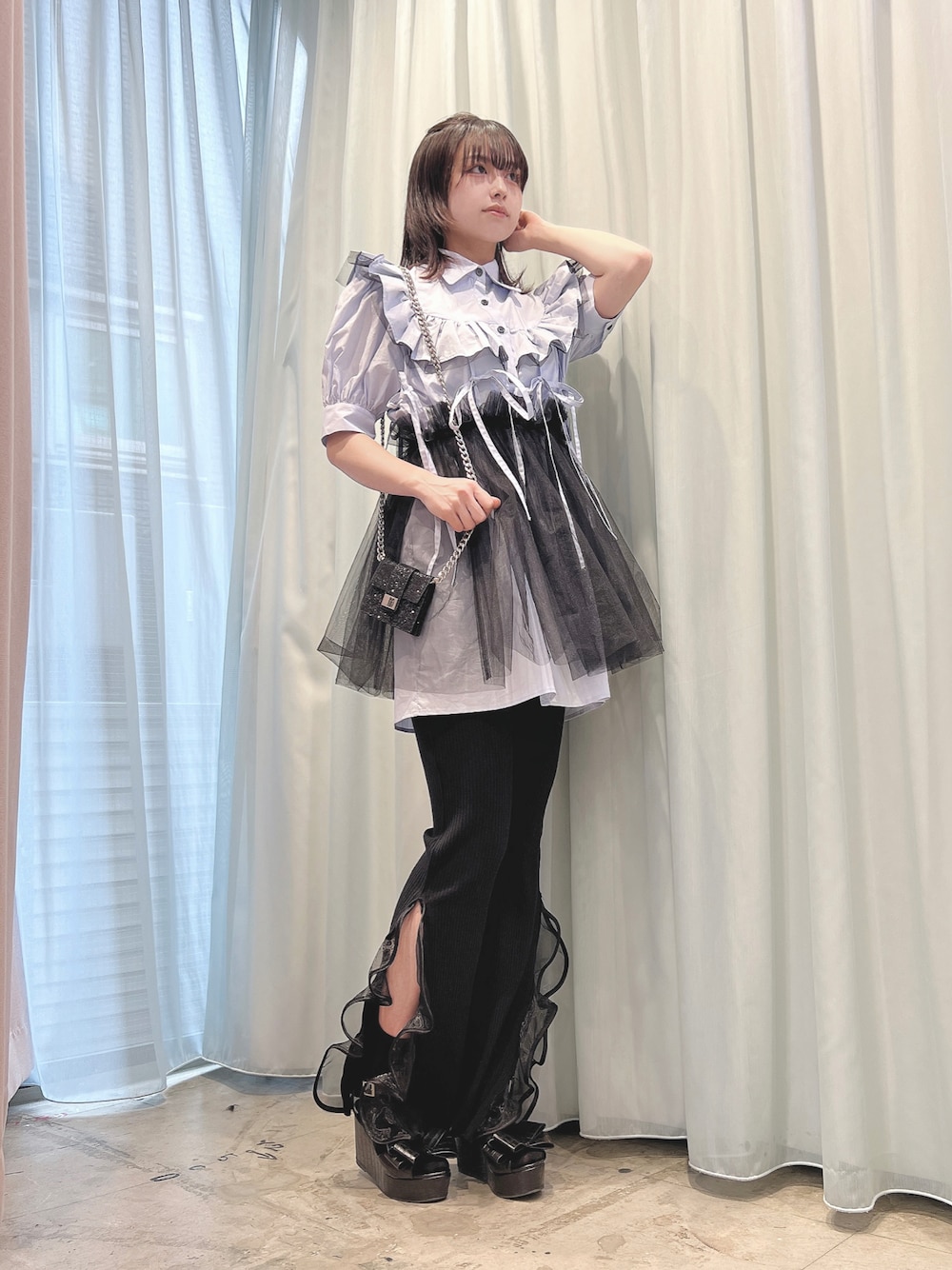 「lilLilly、リルリリー、LILICIOUS、リリシャス、ブルーグレー、チュールスカート、リボン、シャツスタイル、ブラック、春服デビュー宣言」｜「lilLillyのリブフリルパンツ（その他パンツ、ブラック系）」を使った、HONOKAさん（レディース・152cm）の春コーディネートの1枚目の写真