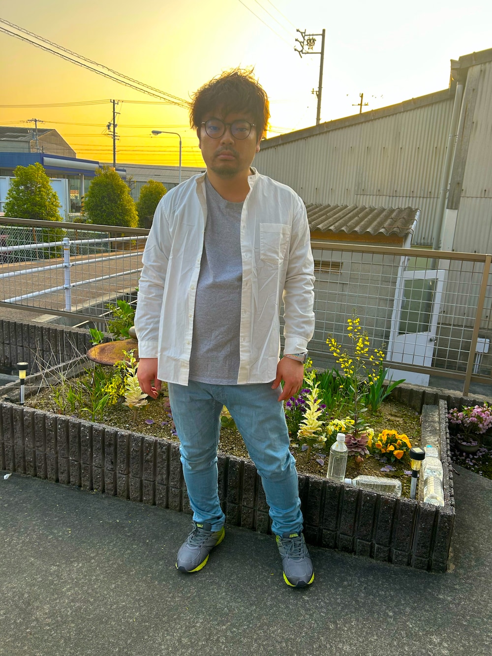 「メンズコーデ、家の花壇の前、オトナカジュアル、キレイめ、いいね、save、フォローお願いします🤑」｜「SHIPS anyのアイテム（シャツ/ブラウス、ホワイト系）」を使った、osamu0501さん（メンズ・165cm）の春コーディネートの1枚目の写真