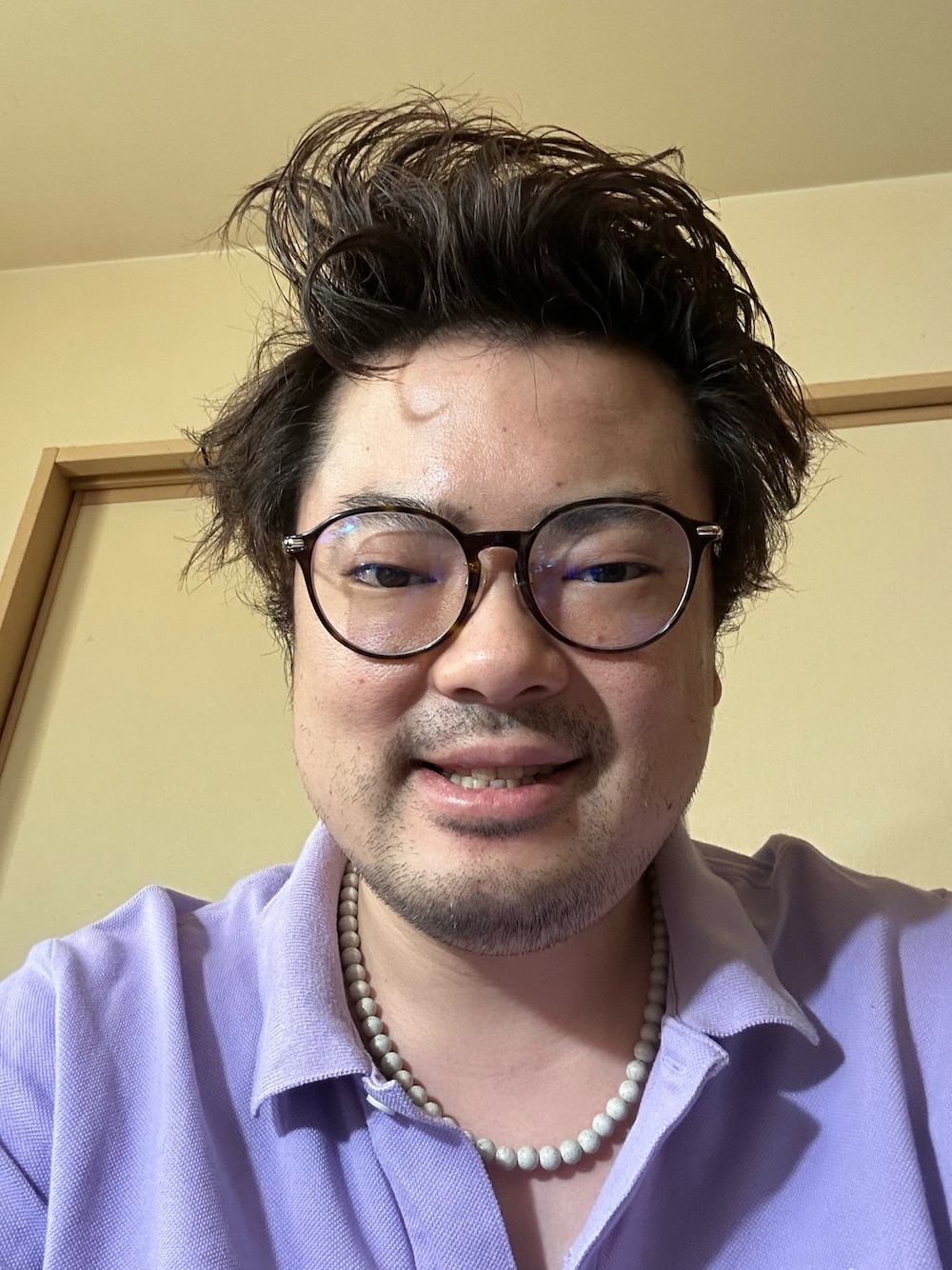 「自宅」｜「BURBERRYのアイテム（メガネ、ブラウン系）」を使った、osamu0501さん（メンズ・165cm）の春コーディネートの1枚目の写真