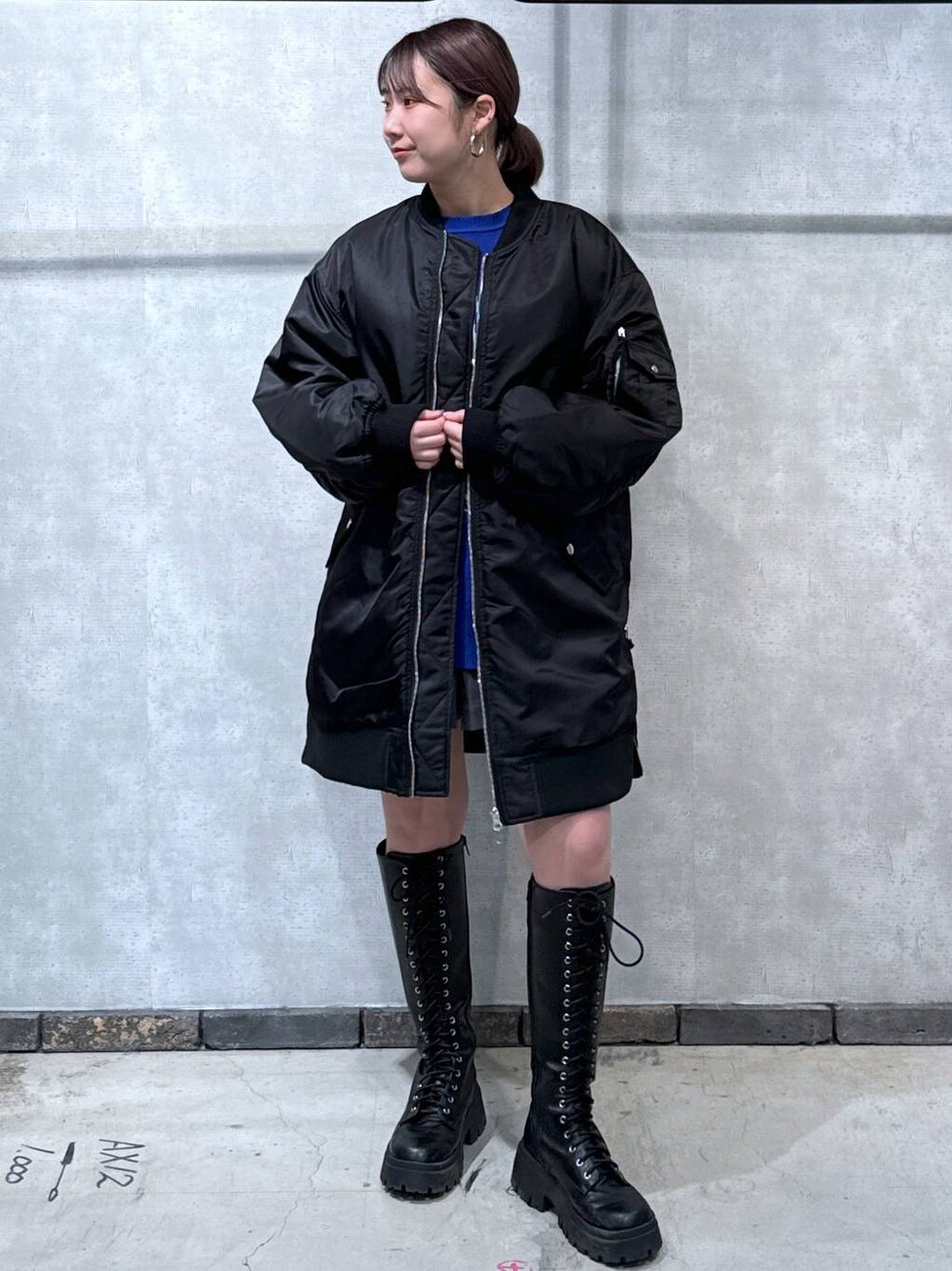 「着痩せ・細見え、PAGEBOY、PBLIM、スカート、骨格ストレート_PAGEBOY、メンズライク、ゆったり、ニット」｜「PAGEBOYのレースアップロングブーツ（ブーツ、ブラック系）」を使った、りりかさん（レディース・155cm）の冬コーディネートの1枚目の写真