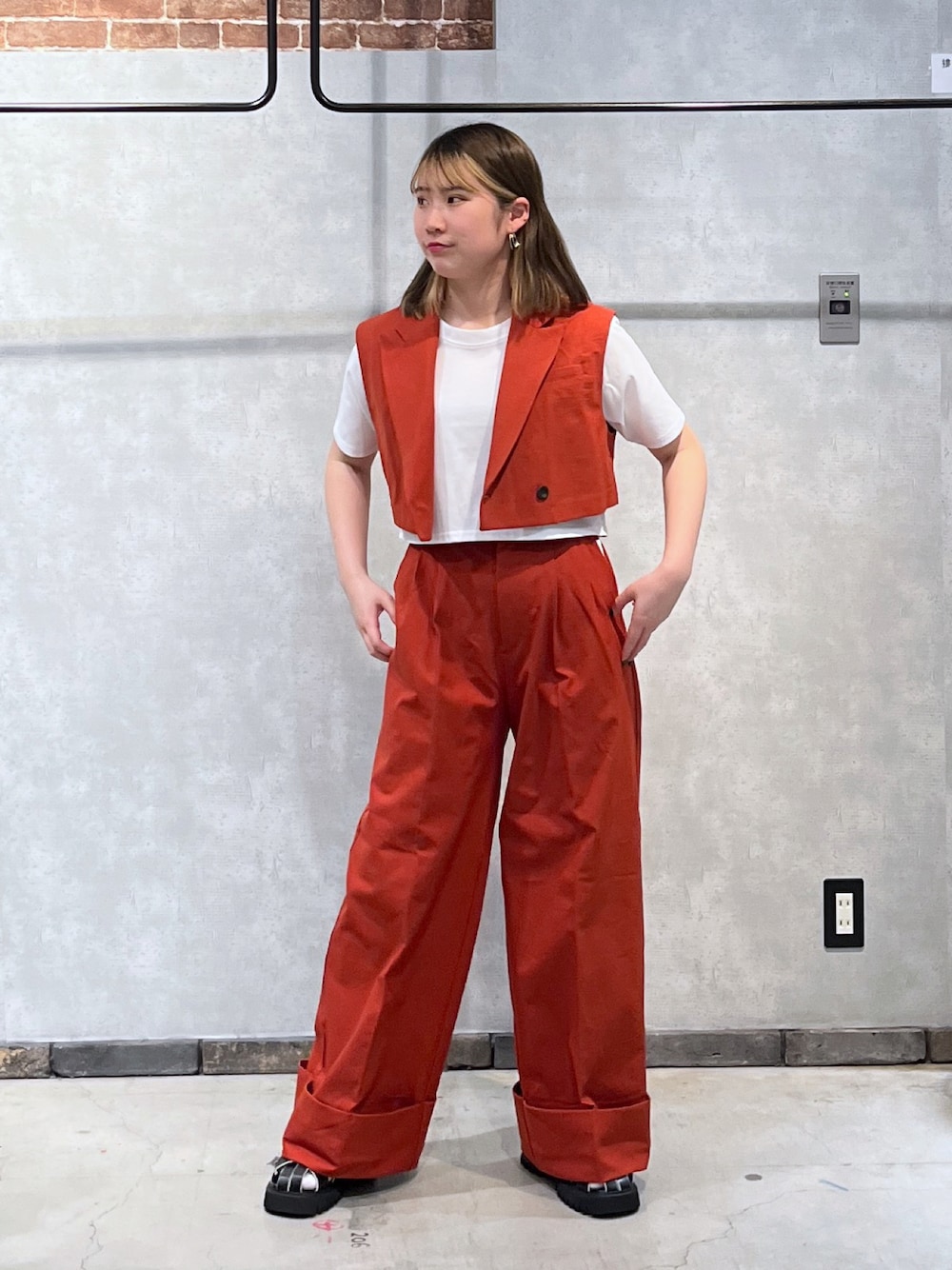 「セットアップスタイル、ベスト×Tシャツ、着回しコーデ、サンダルコーデ、低身長、大人コーデ、イロモノ、骨格ストレート、オレンジコーデ、ショートジャケット、オトナカジュアル」｜「PAGEBOYのマルチファンクションコンパクトT（Tシャツ/カットソー、ホワイト系）」を使った、りりかさん（レディース・156cm）の春コーディネートの1枚目の写真