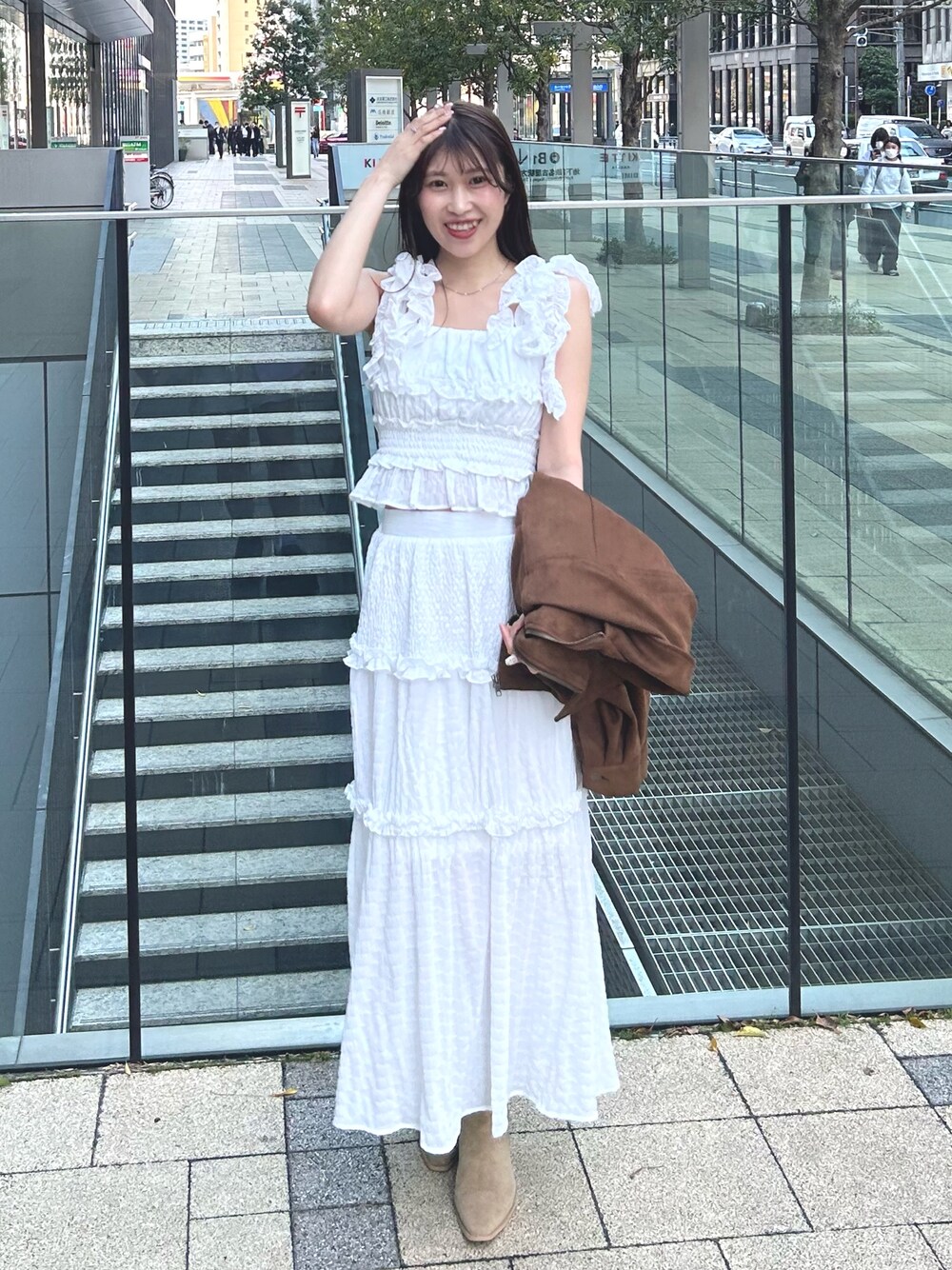 イエロー系のシャツ/ブラウス、ホワイト系のワンピース、ベージュ系のブーツを着用したレディースの春コーディネートの1枚目の写真