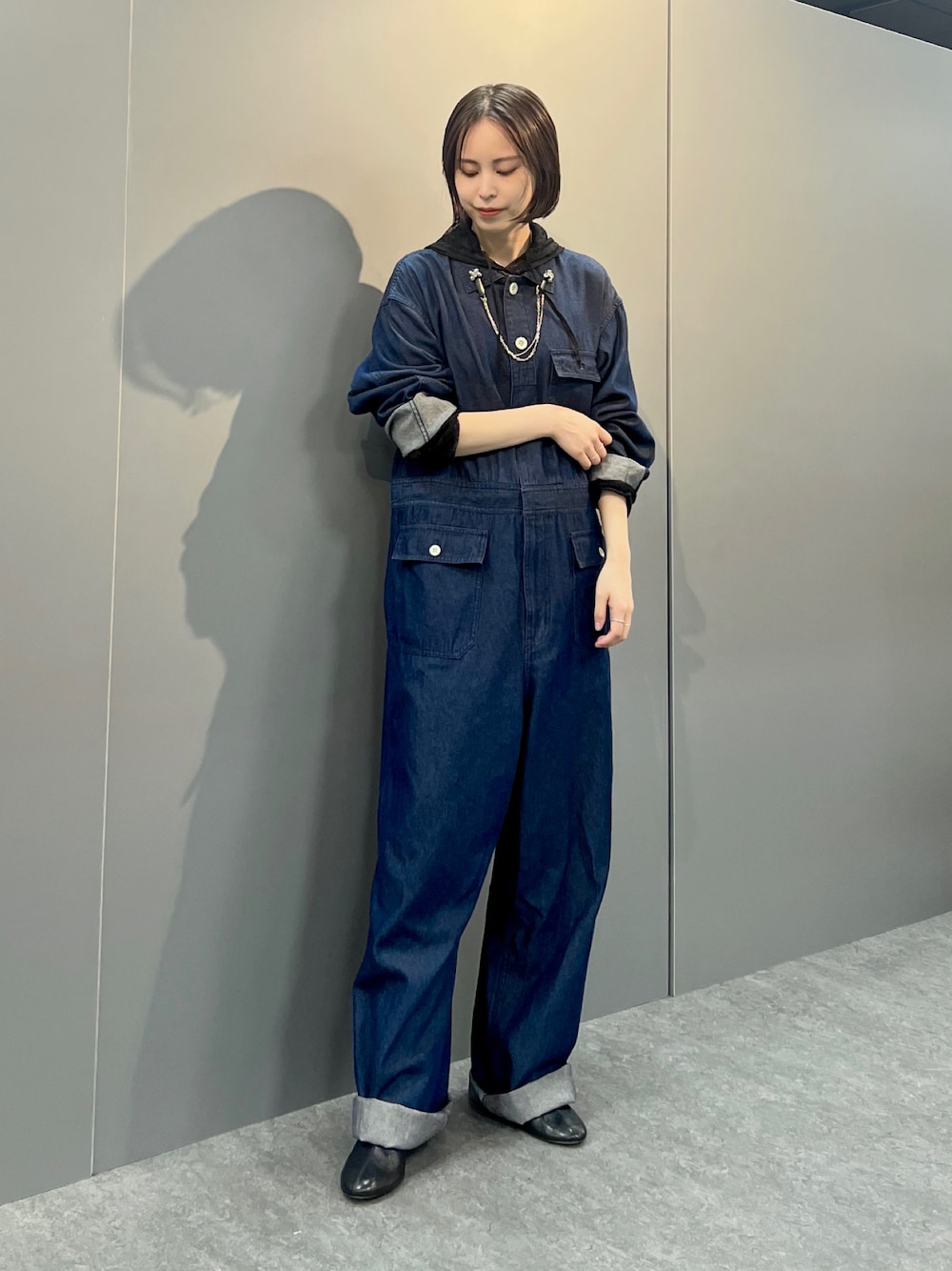 「秋服準備はじめました、大人コーデ、オトナカジュアル、ゆるコーデ、大人女子、デニムコーデ、オールインワン、古着」｜「BEAMS BOYのデニム ミリタリー オールインワン（つなぎ/オールインワン、ブルー系）」を使った、AOIさん（レディース・162cm）の秋コーディネートの1枚目の写真