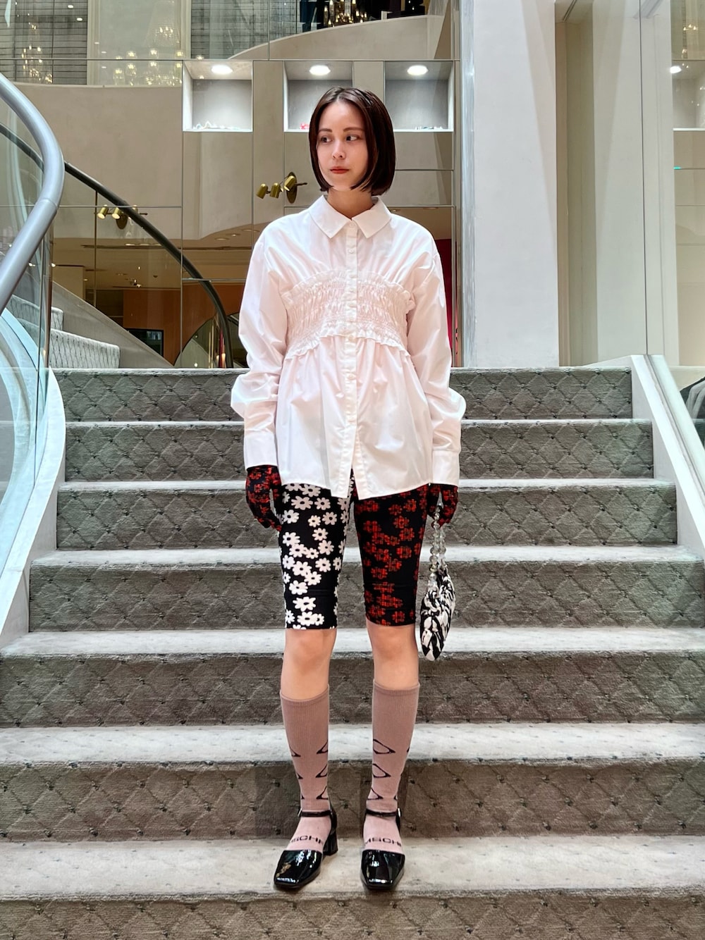 「オトナカジュアル、カラーコーデ、オトナカワイイ、シャツスタイル、白Tシャツ、ショーツスタイル、バイカーパンツ」｜「Ray BEAMSのRay BEAMS / ビスチェ シャーリング シャツ（シャツ/ブラウス、ホワイト系）」を使った、AOIさん（レディース・162cm）の秋コーディネートの1枚目の写真