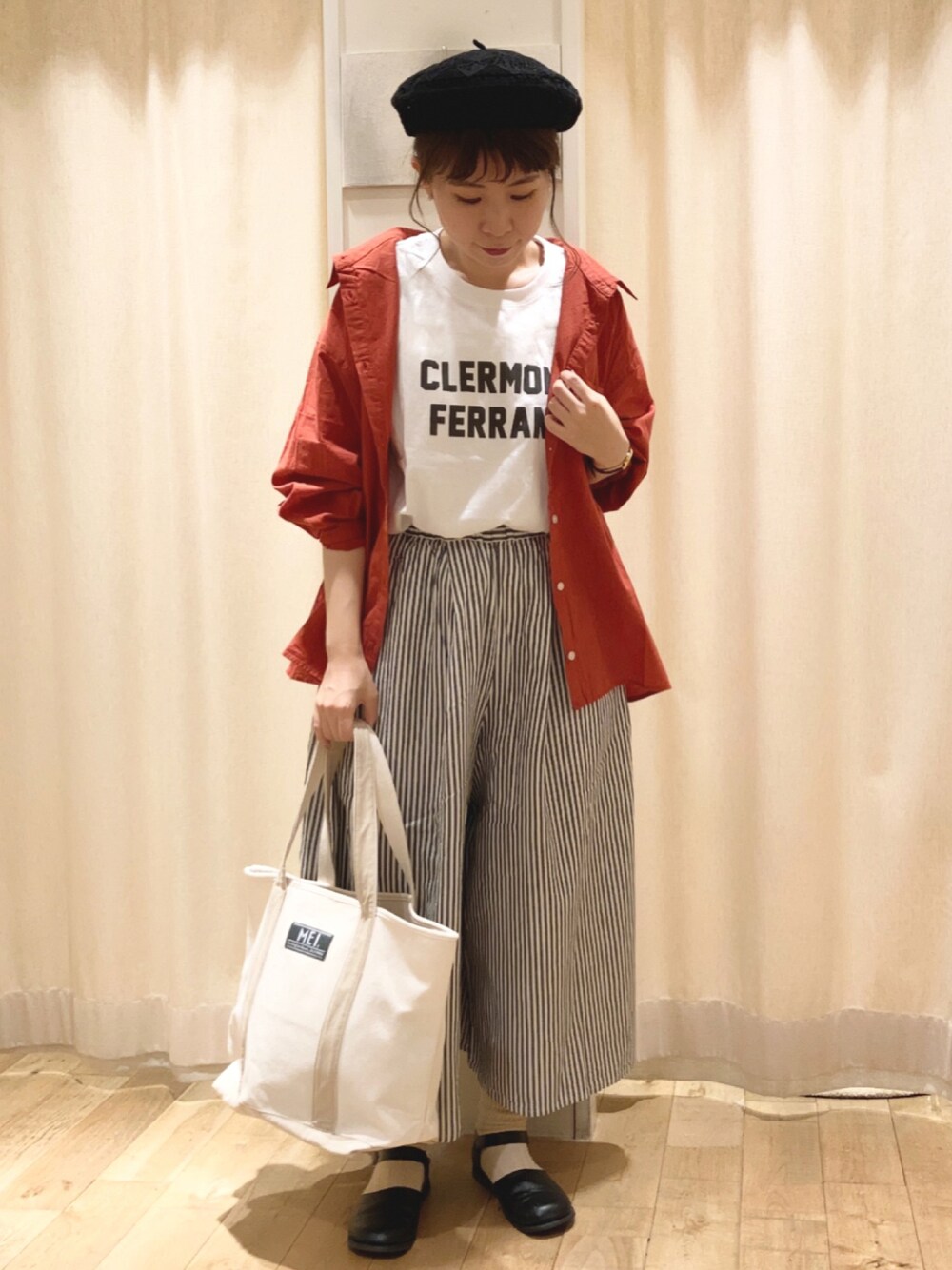 レッド系のシャツ/ブラウス、ホワイト系のTシャツ/カットソー、ブラック系のパンツを着用したレディースの春コーディネートの1枚目の写真