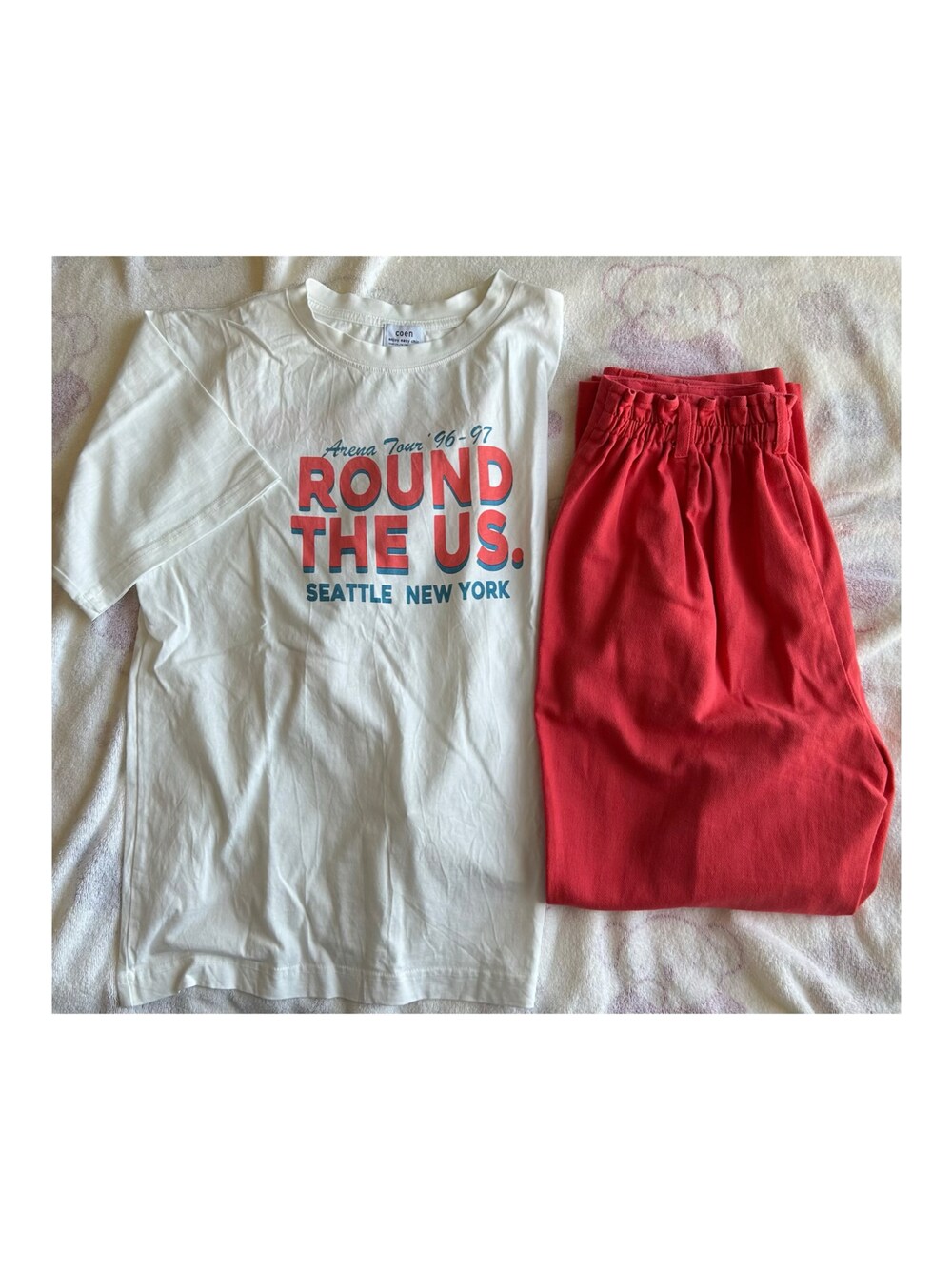ホワイト系のTシャツ/カットソー、レッド系のその他パンツを着用したレディースの秋コーディネートの1枚目の写真