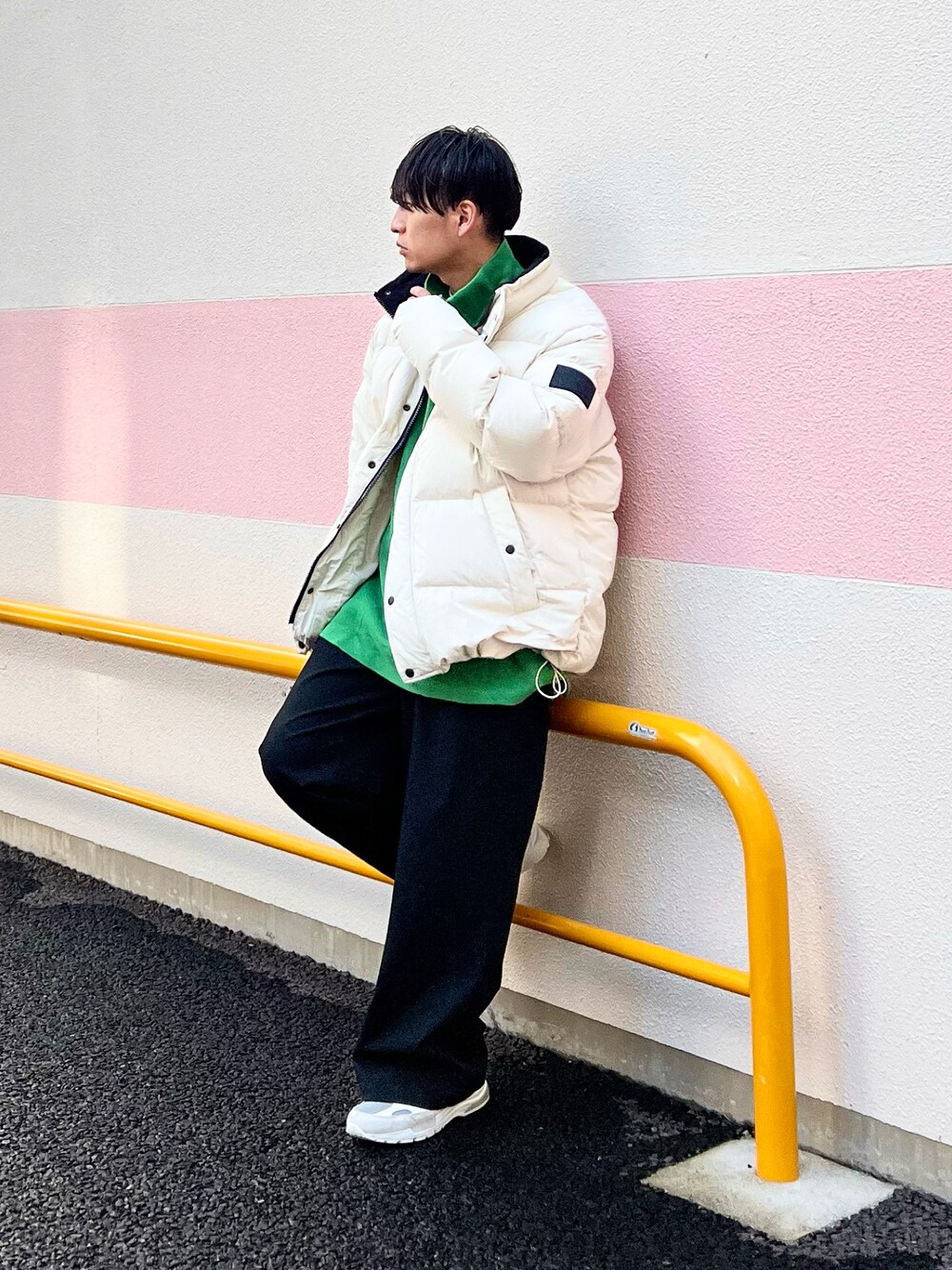 「カルバンクライン、Calvin Klein、ダウンジャケット、ダウン、アウター、秋冬コーデ、ハーフジップ、古着MIX、スラックス、ワイドパンツ、スニーカー、New Balance、きれいめカジュアル、シンプルコーデ」｜「Calvin Kleinのバッジオーバーサイズ ダウンジャケット（ダウンジャケット/コート、ホワイト系）」を使った、 松波 侑亮さん（メンズ・164cm）の秋コーディネートの1枚目の写真