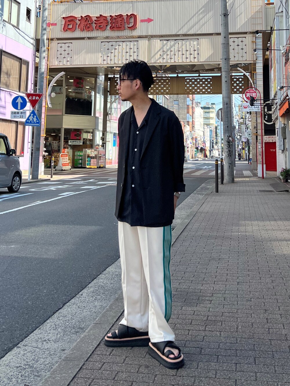 「ごきげんウィーク、NEEDLES、オープンカラーシャツ、テーラードジャケット、メガネ男子、トラックパンツ、サンダル、春夏コーデ、休日コーデ、きれいめカジュアル、フレアパンツ、カラー×コーデ、韓国ファッション、ビタミンカラー、UNIQLO」｜「UNITED TOKYOのQuick Dry シングルジャケット（セットアップ、ブラック系）」を使った、 松波 侑亮さん（メンズ・164cm）の春コーディネートの1枚目の写真