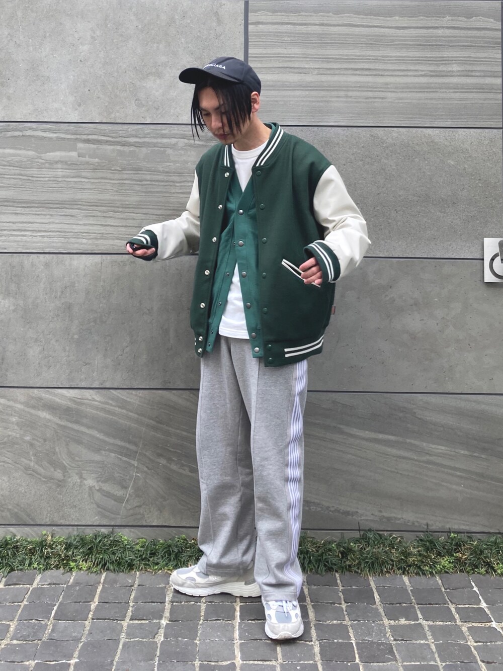 「アーバンリサーチドアーズ、urbanresearchdoors、SonnyLabel、サニーレーベル、スタジャン、キャップ、ニューバランス、グリーン、NEEDLES、トラックパンツ、白スニーカー、シンプルコーデ、レイヤードスタイル、ビッグシルエット、低身長」｜「EBBETS FIELD FLANNELの【別注】EBBETS FIELDS×SonnyLabel　スタジャン（スタジャン、グリーン系）」を使った、 松波 侑亮さん（メンズ・164cm）の冬コーディネートの1枚目の写真