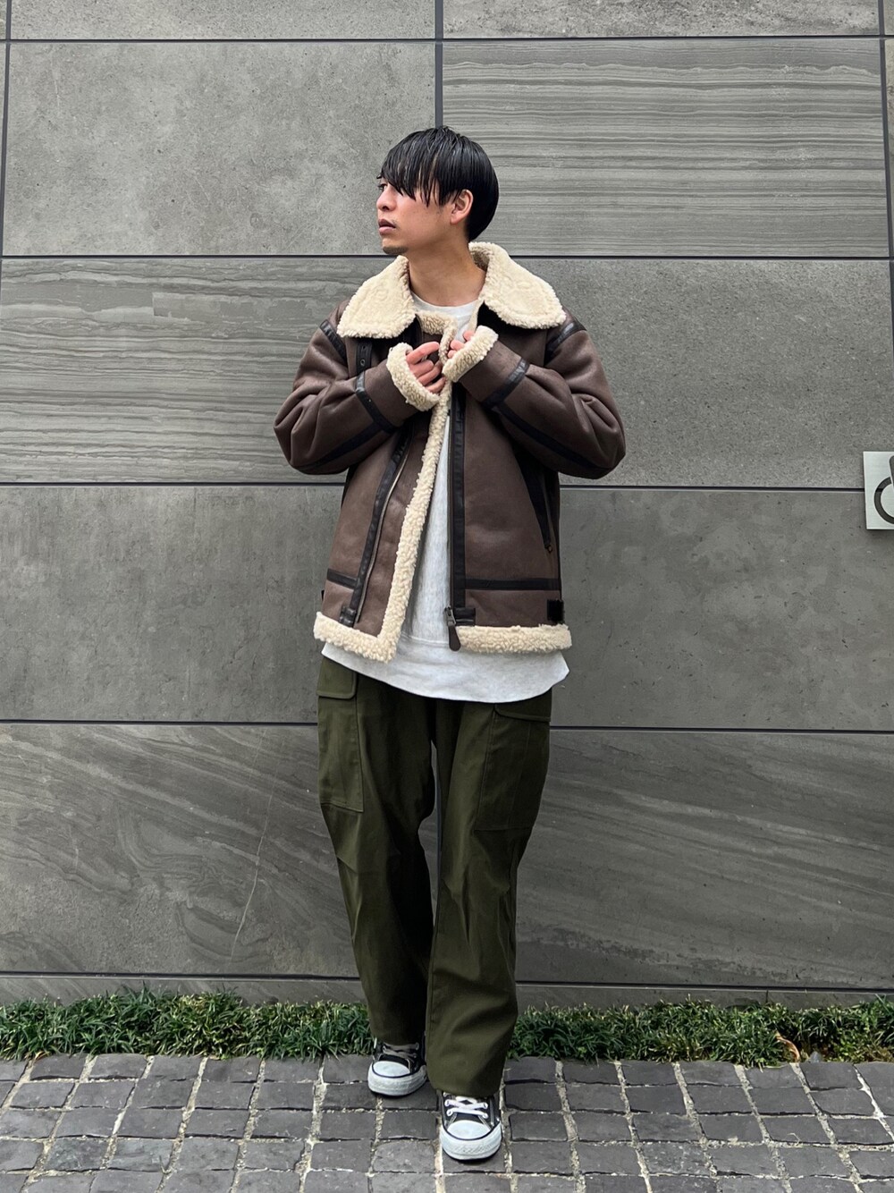 「alpha_industries_japan、alpha_industries、ALPHA、カーゴパンツ、スウェット、ロゴスウェット、古着MIX」｜「ALPHAのB-3ブルゾン/ボアブルゾン/フェイクムートン（ムートンコート、ブラウン系）」を使った、 松波 侑亮さん（メンズ・164cm）の冬コーディネートの1枚目の写真