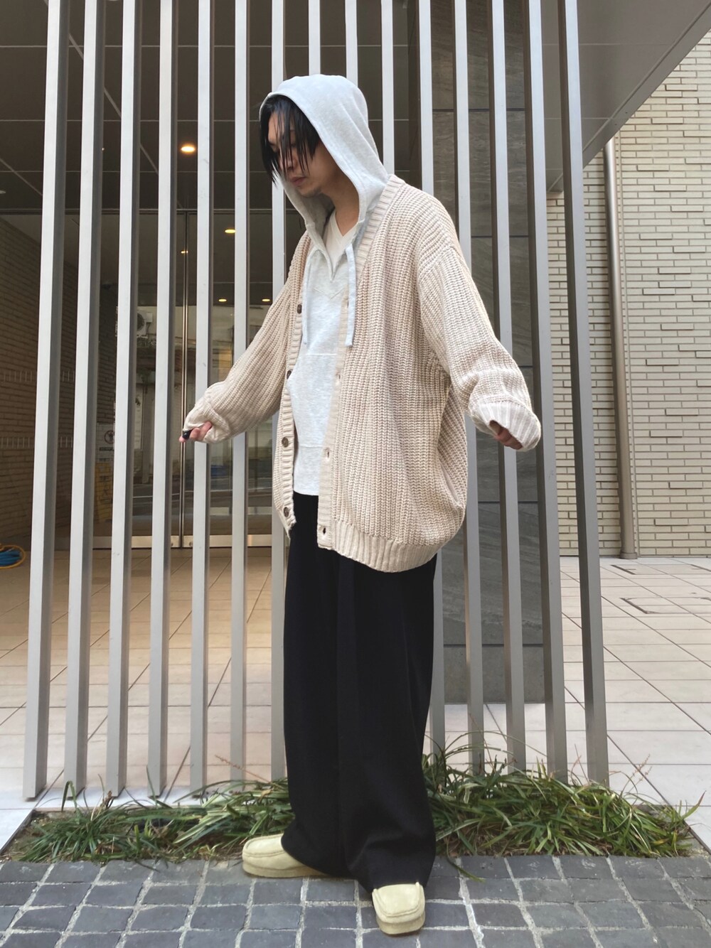 「emmaclothes、エマクローズ、カーディガン、パーカー、バラクラバ、ワイドパンツ、スラックス、コンバース、シンプル、カラーニット、きれいめカジュアル、韓国ファッション、STOP 誹謗中傷、春コーデ、PR」｜「EMMA CLOTHESの5G畦編みボリュームニット ルーズカーディガン 2022 SPRING(EMMA CLOTHES)（カーディガン/ボレロ、ホワイト系）」を使った、 松波 侑亮さん（メンズ・164cm）の冬コーディネートの1枚目の写真