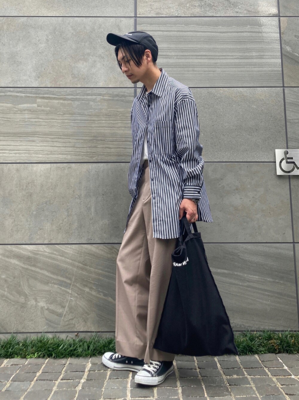 「ビッグシルエット、シンプル、スラックス、ストライプ、休日スタイル、ワイドパンツ、プチプラ、タックイン、プチプラコーデ、低身長、低身長コーデ、秋コーデ、いいね、save、フォローお願いします🤑、ウィメンズを着るメンズ、だから秋服が好き」｜「CONVERSE ALL STARのCONVERSE / ALL STAR J HI（スニーカー、ブラック系）」を使った、 松波 侑亮さん（メンズ・164cm）の秋コーディネートの1枚目の写真