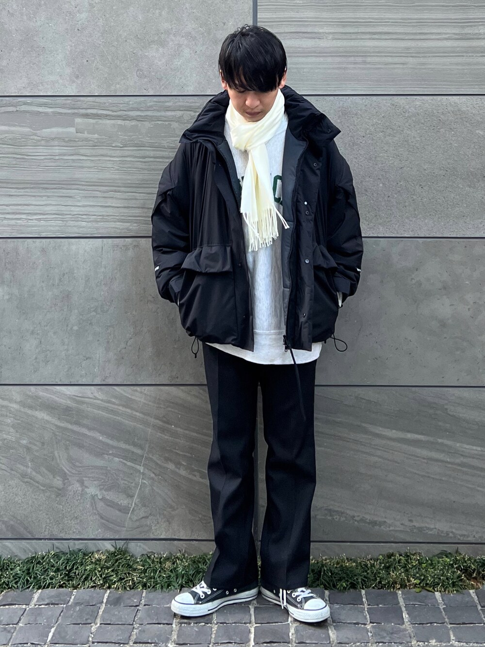 「ジョンズクローゼット、johnscloset」｜「JOHN'S CLOSETの【g】国産ソフトタッチ無地＆チェックマフラー（マフラー、ホワイト系）」を使った、 松波 侑亮さん（メンズ・164cm）の冬コーディネートの1枚目の写真